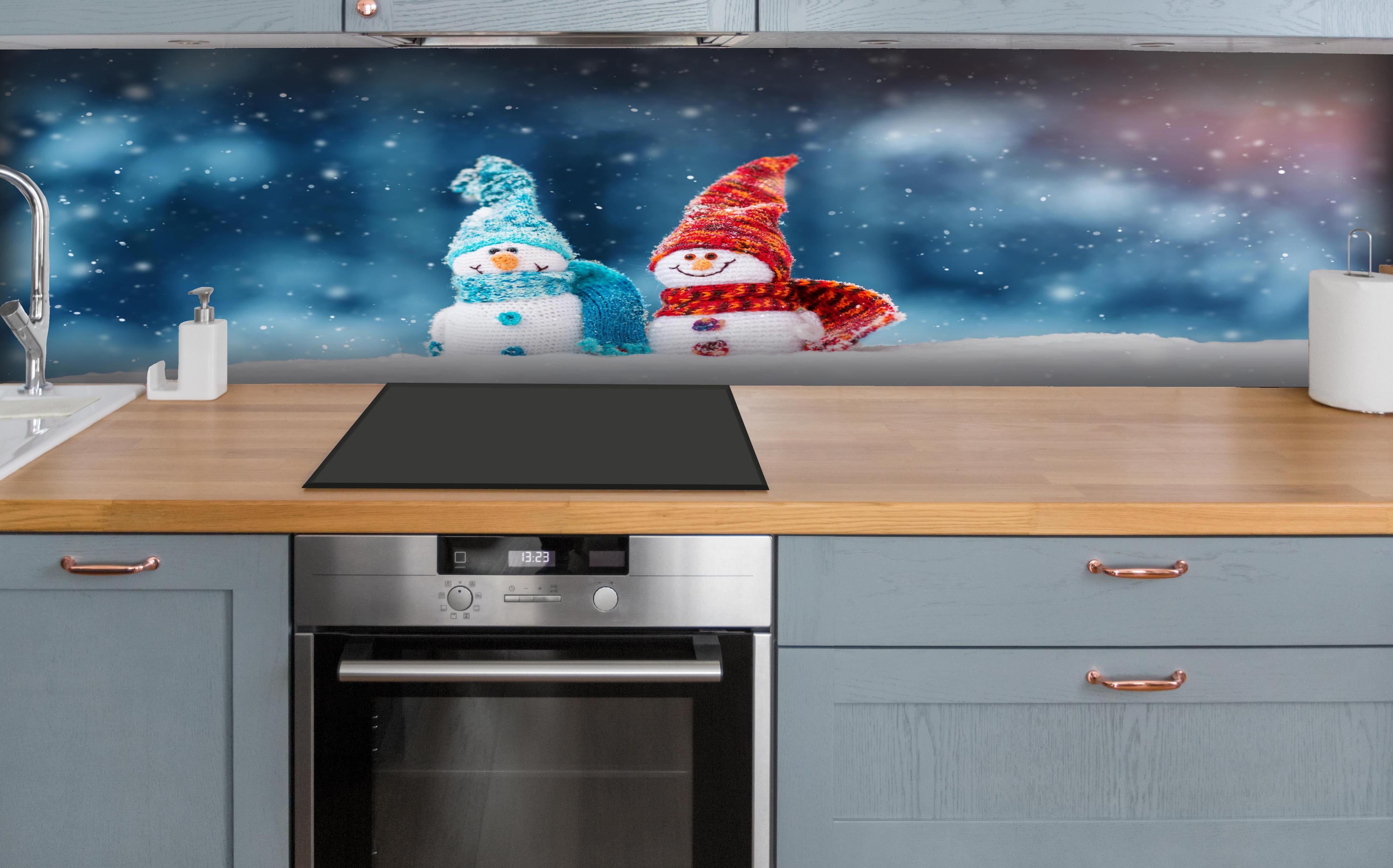 Küche - Zauberhafte Schneemänner auf weichem Schnee hinter weißen Hochglanz-Küchenregalen und schwarzem Wasserhahn