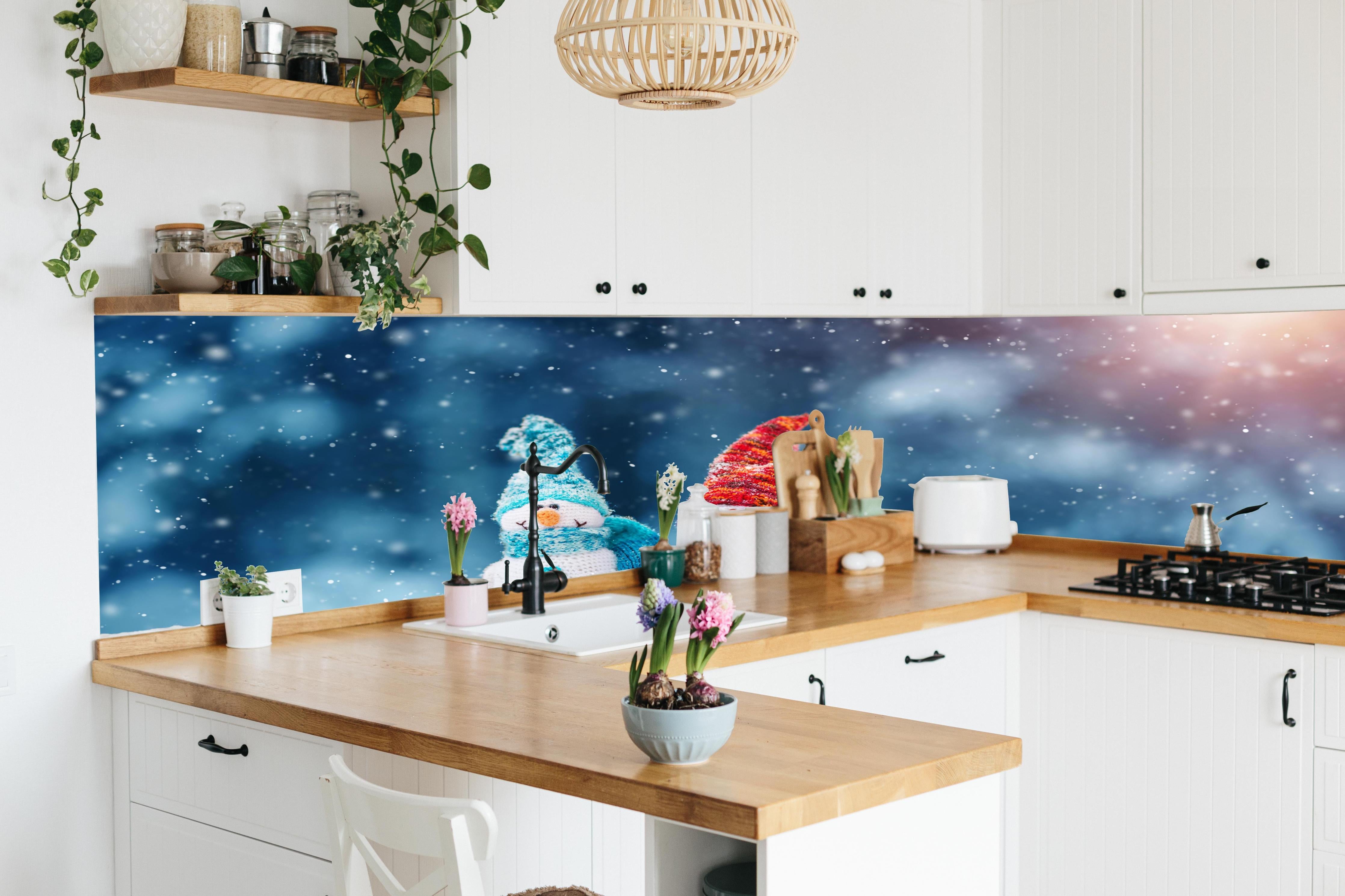 Küche - Zauberhafte Schneemänner auf weichem Schnee hinter weißen Hochglanz-Küchenregalen und schwarzem Wasserhahn