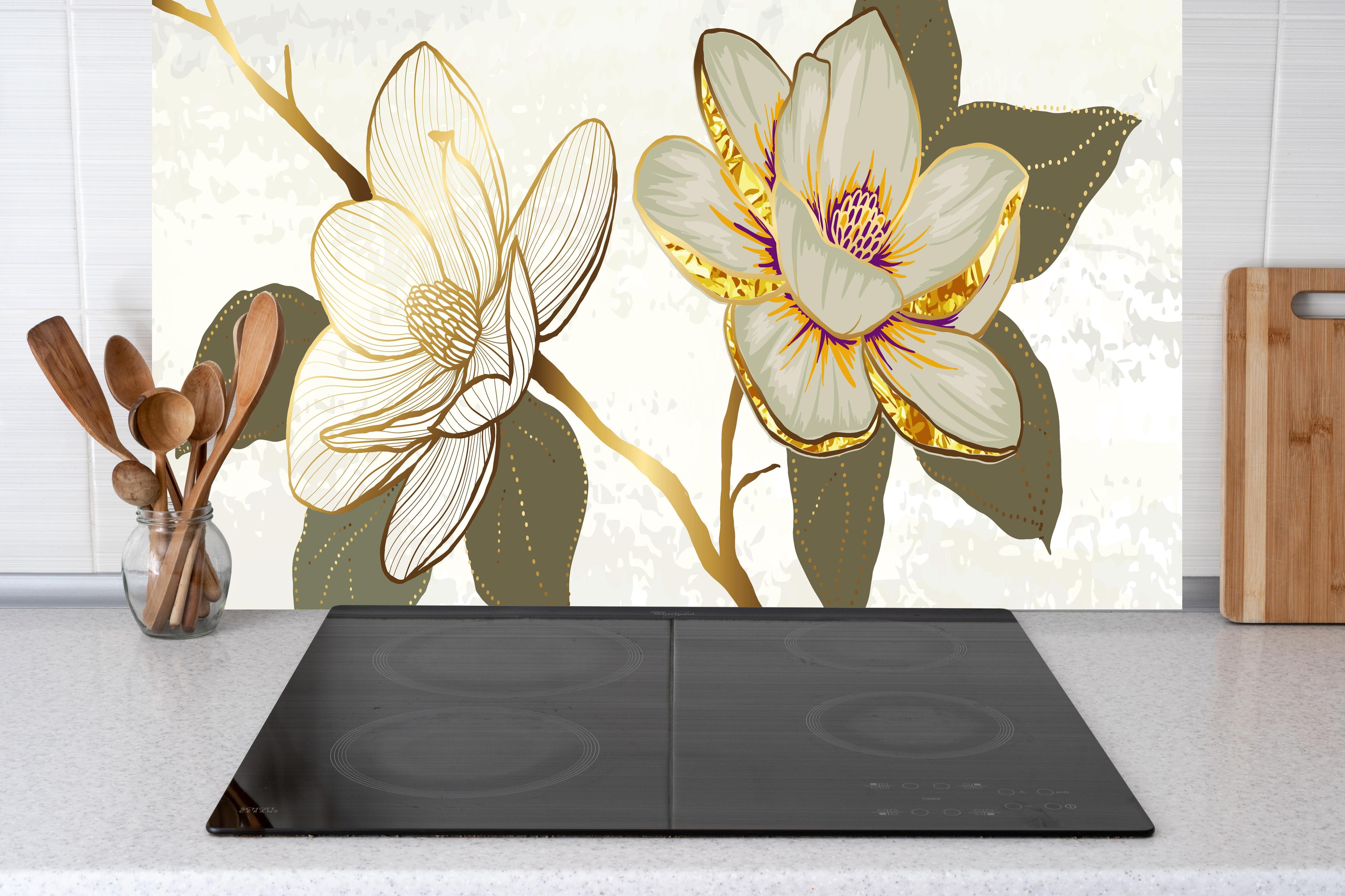 Küche - Zeichnung Magnolienblüten Weiß Gold Akzente hinter weißen Hochglanz-Küchenregalen und schwarzem Wasserhahn