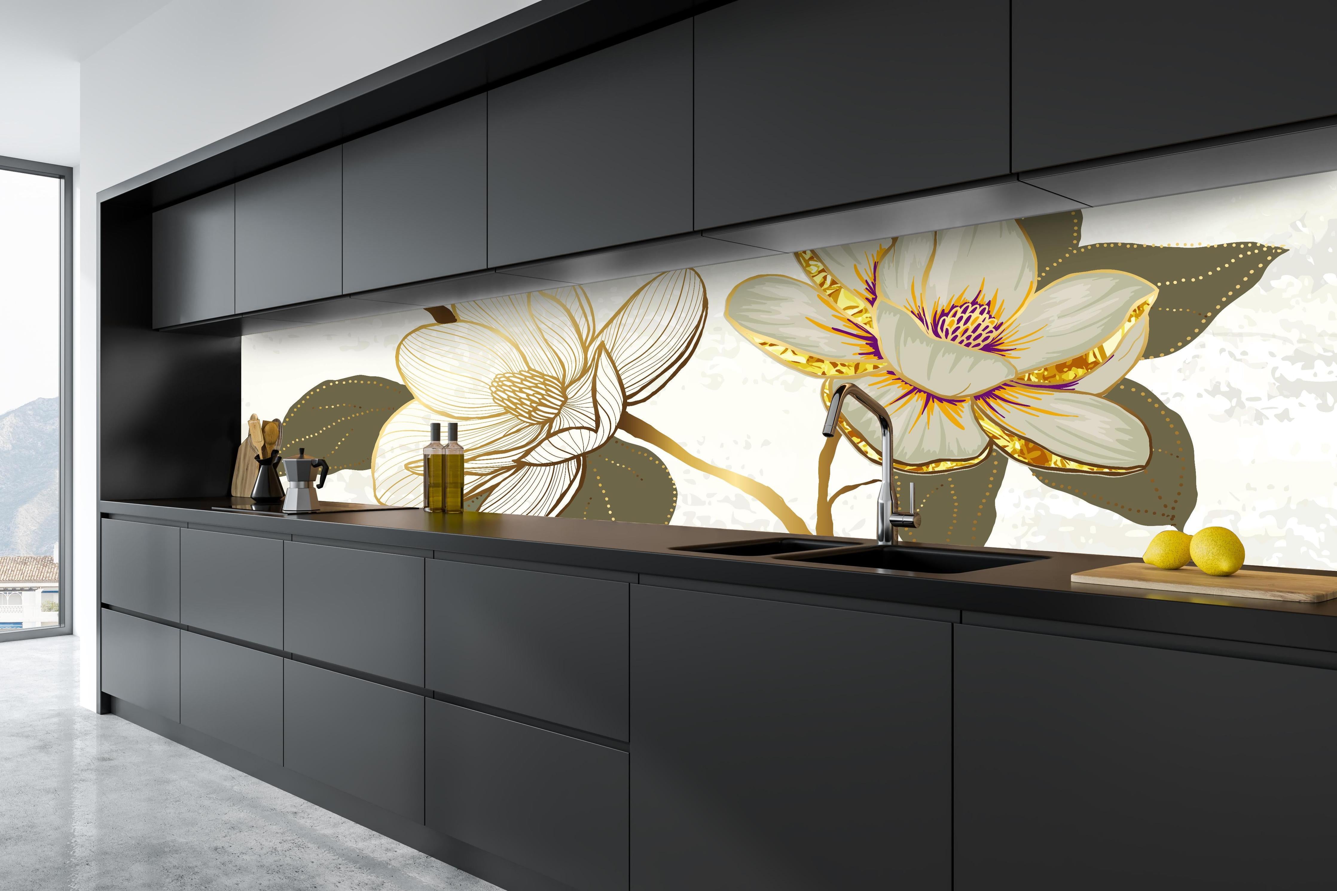 Küche - Zeichnung Magnolienblüten Weiß Gold Akzente hinter weißen Hochglanz-Küchenregalen und schwarzem Wasserhahn