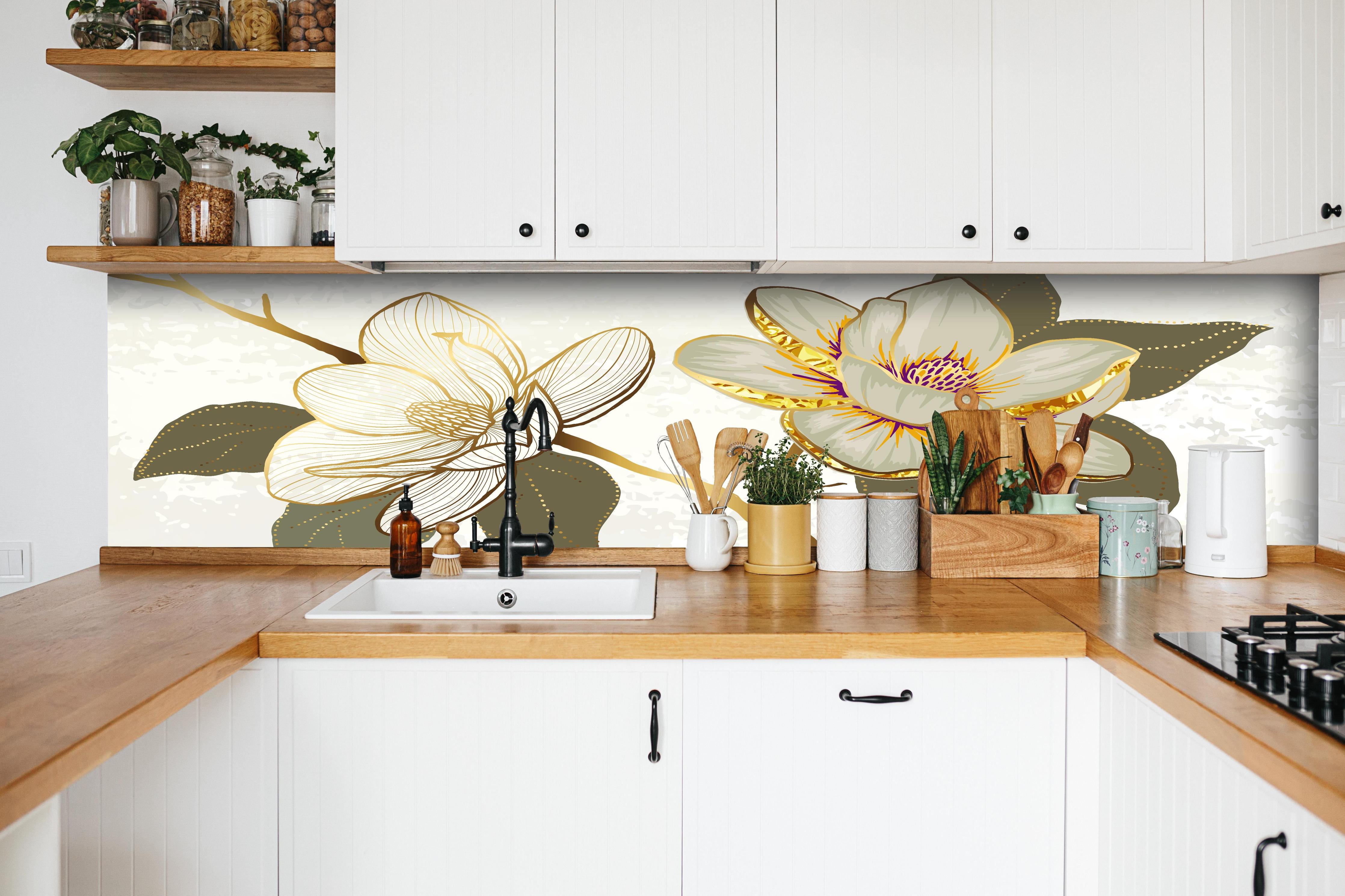 Küche - Zeichnung Magnolienblüten Weiß Gold Akzente hinter weißen Hochglanz-Küchenregalen und schwarzem Wasserhahn