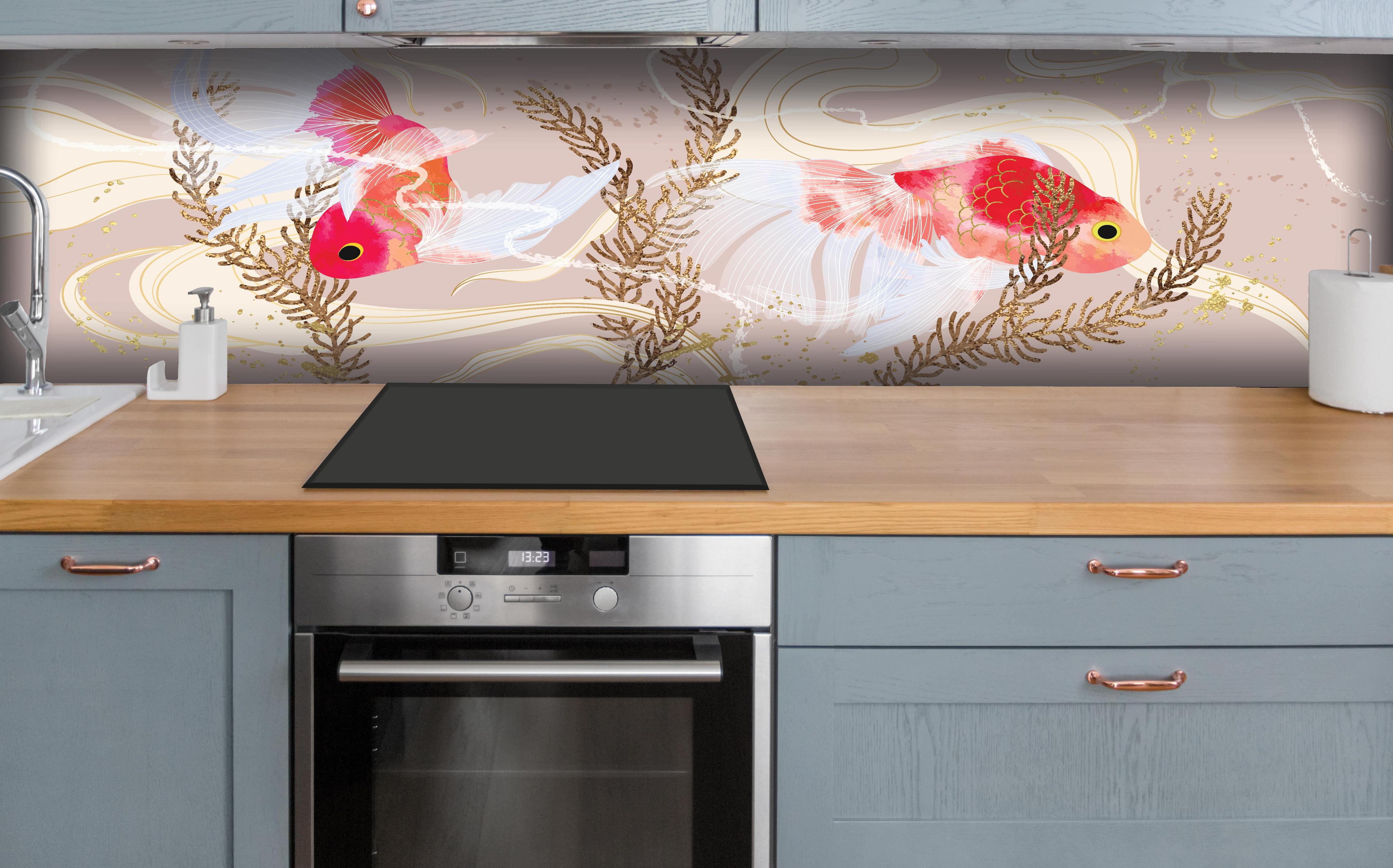 Küche - Zierfische Koi-Karpfen Aquarell-Design hinter weißen Hochglanz-Küchenregalen und schwarzem Wasserhahn