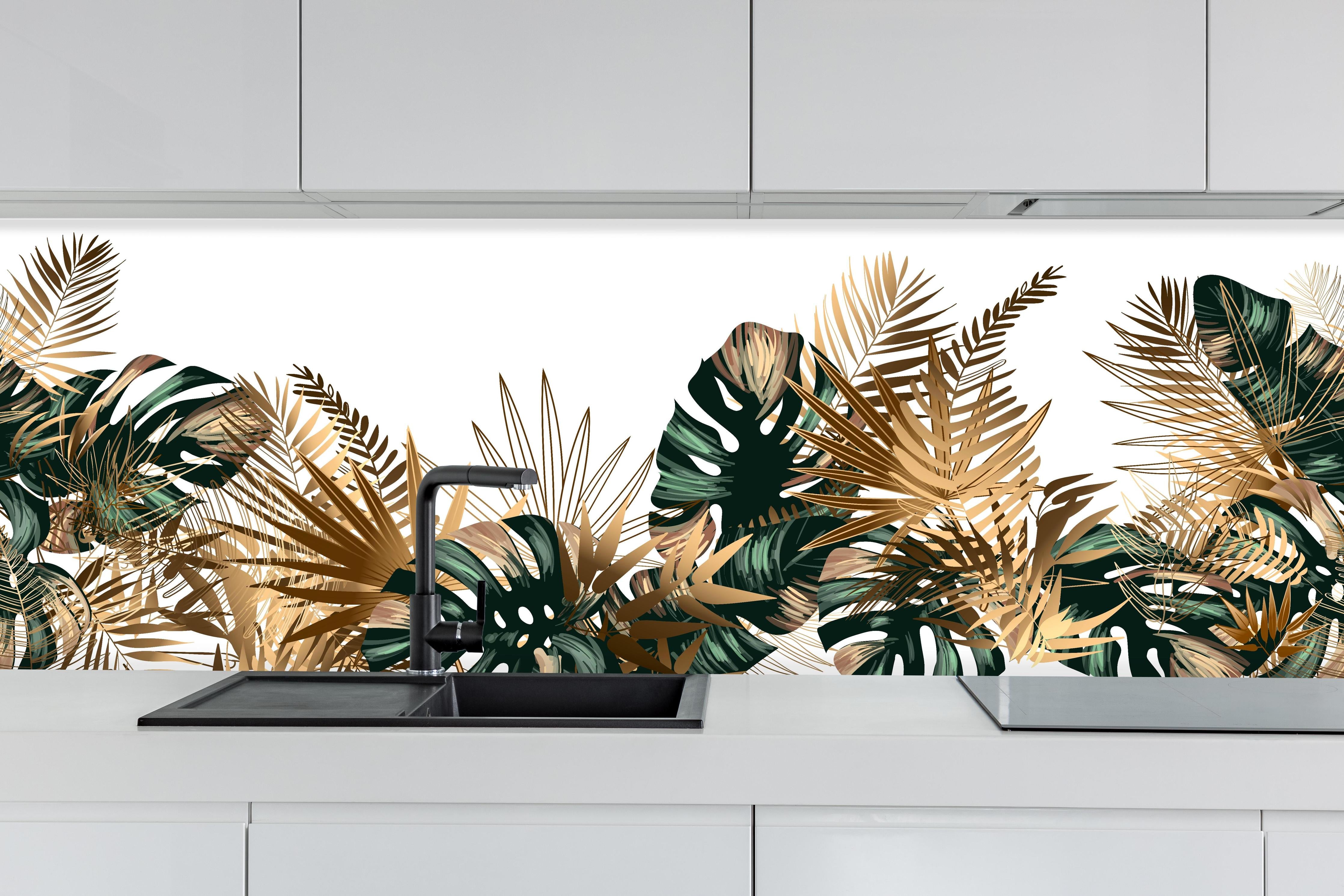 Küche - "Schneeweiße Landschaft mit zarten Grautönen" hinter weißen Hochglanz-Küchenregalen und schwarzem Wasserhahn