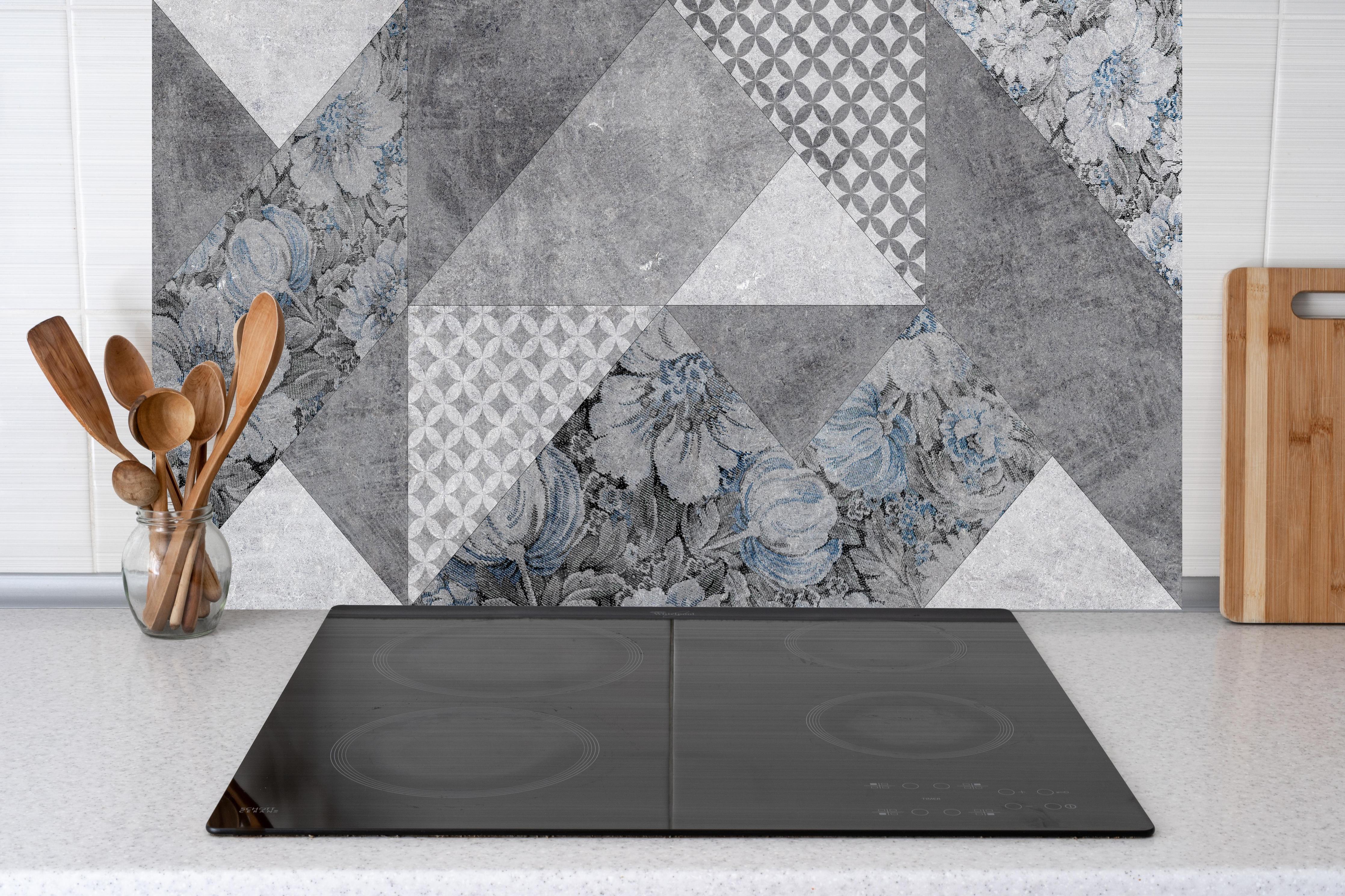 Küche - abstrakte Blumen und Marmor Textur hinter weißen Hochglanz-Küchenregalen und schwarzem Wasserhahn