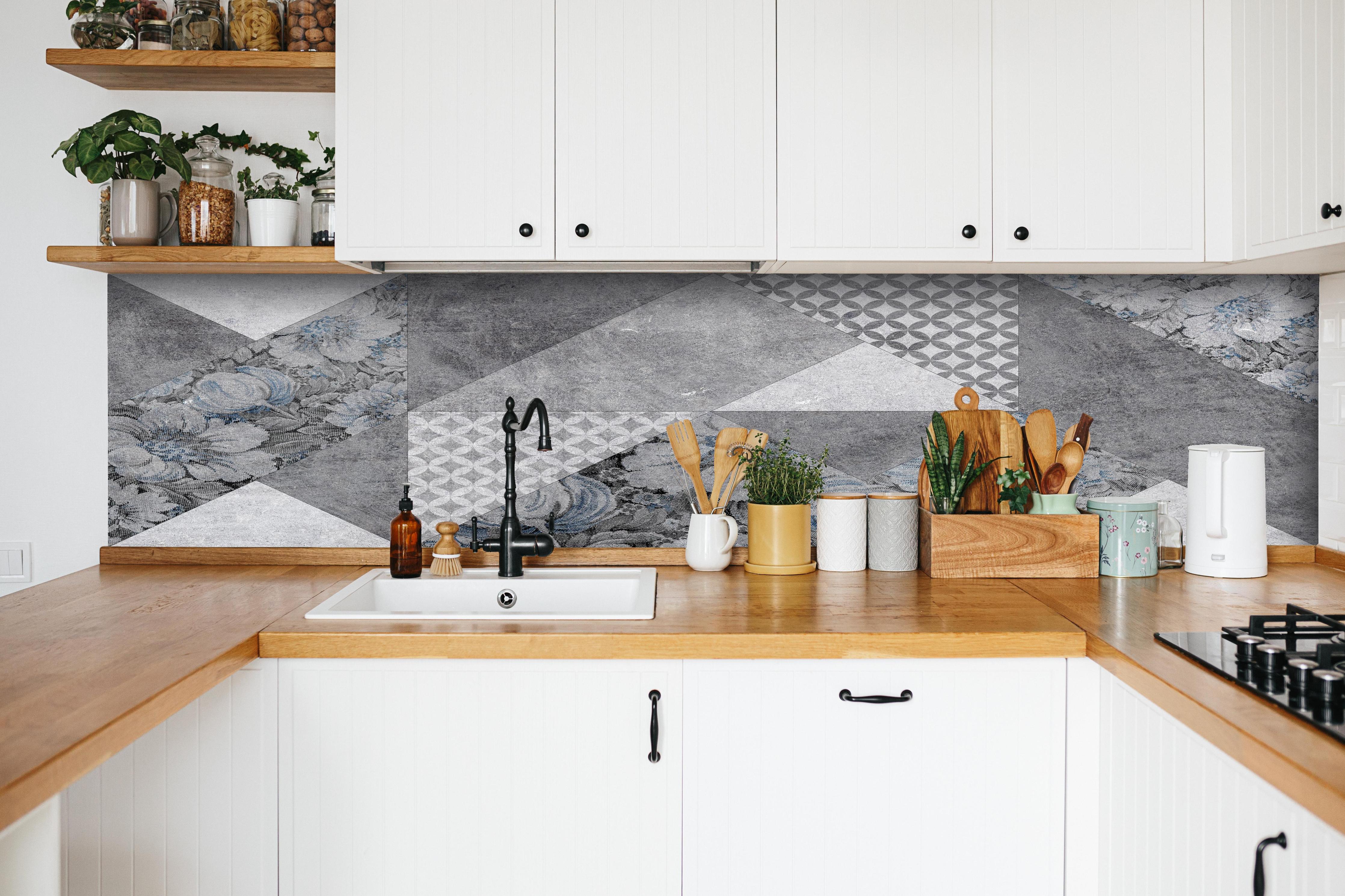 Küche - abstrakte Blumen und Marmor Textur hinter weißen Hochglanz-Küchenregalen und schwarzem Wasserhahn