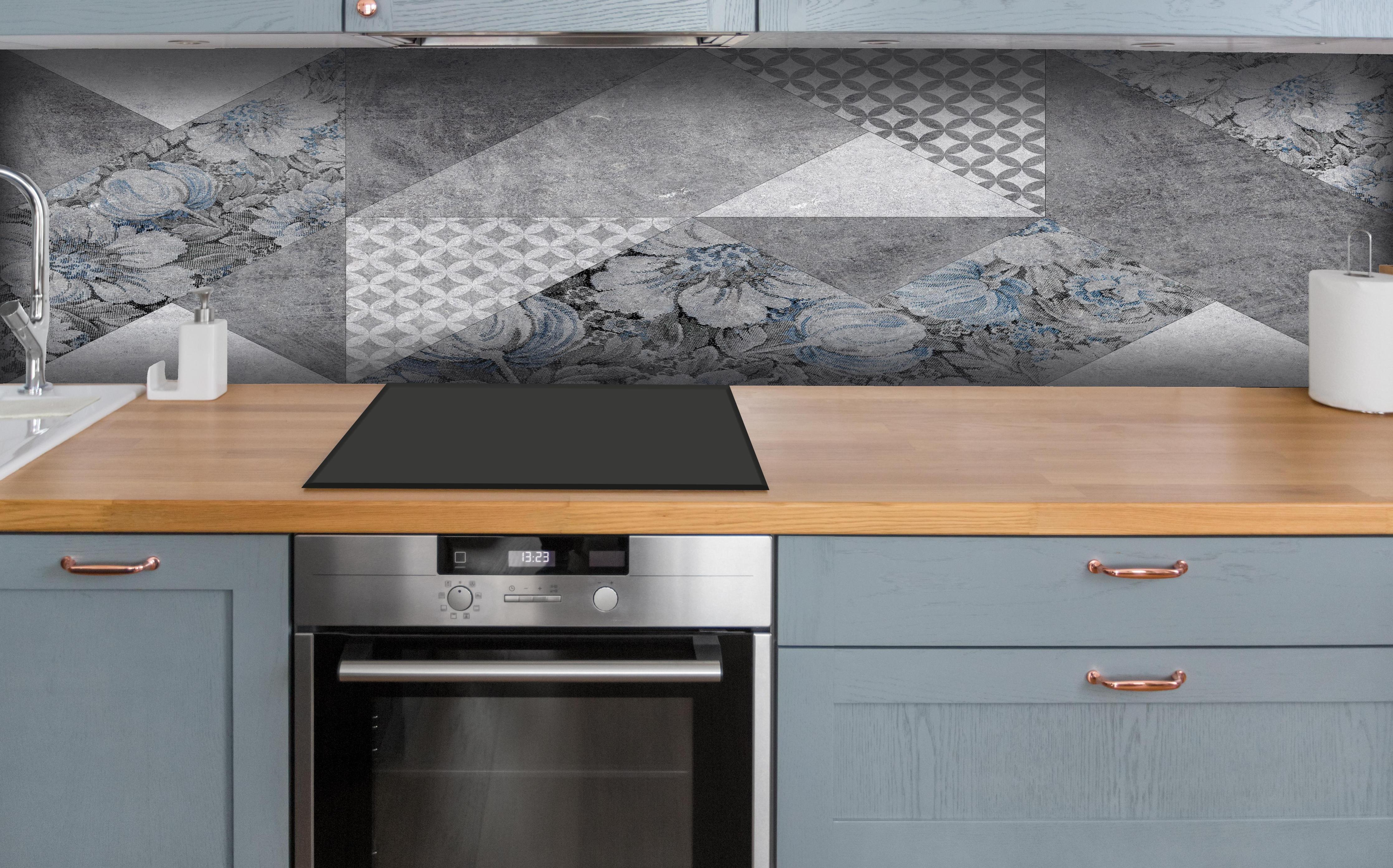 Küche - abstrakte Blumen und Marmor Textur hinter weißen Hochglanz-Küchenregalen und schwarzem Wasserhahn