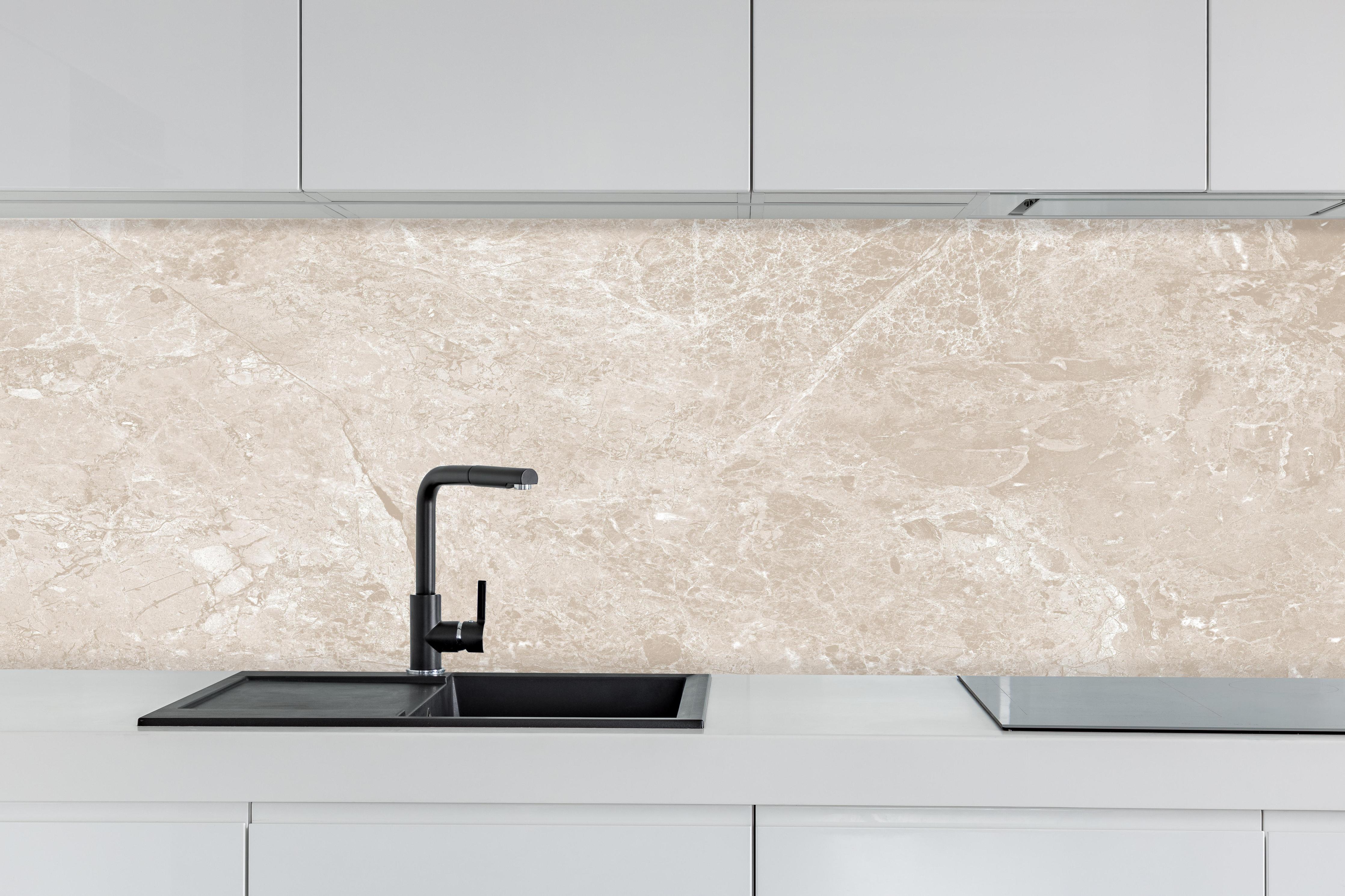 Küche - beiger Naturmarmor hinter weißen Hochglanz-Küchenregalen und schwarzem Wasserhahn