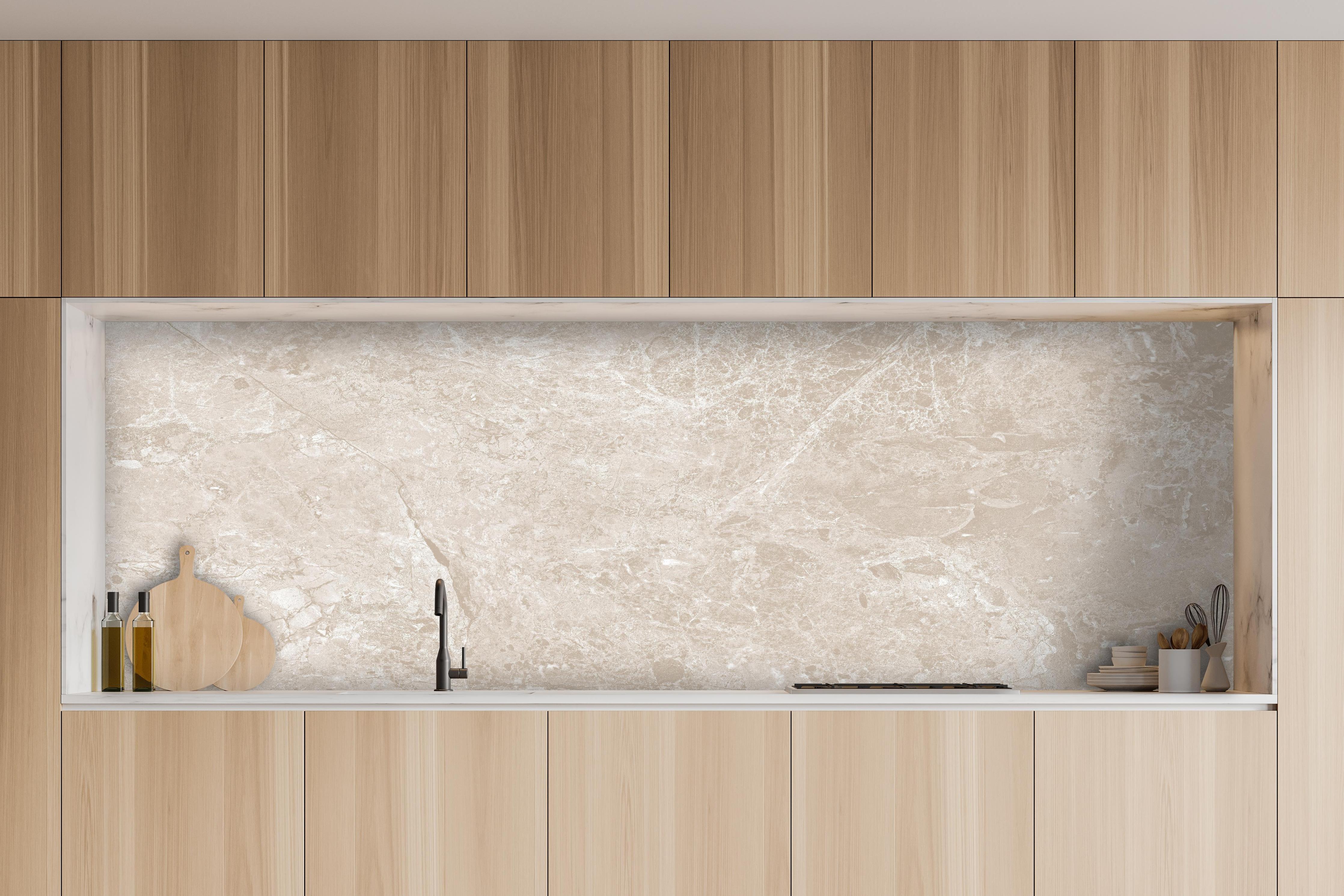 Küche - beiger Naturmarmor hinter weißen Hochglanz-Küchenregalen und schwarzem Wasserhahn