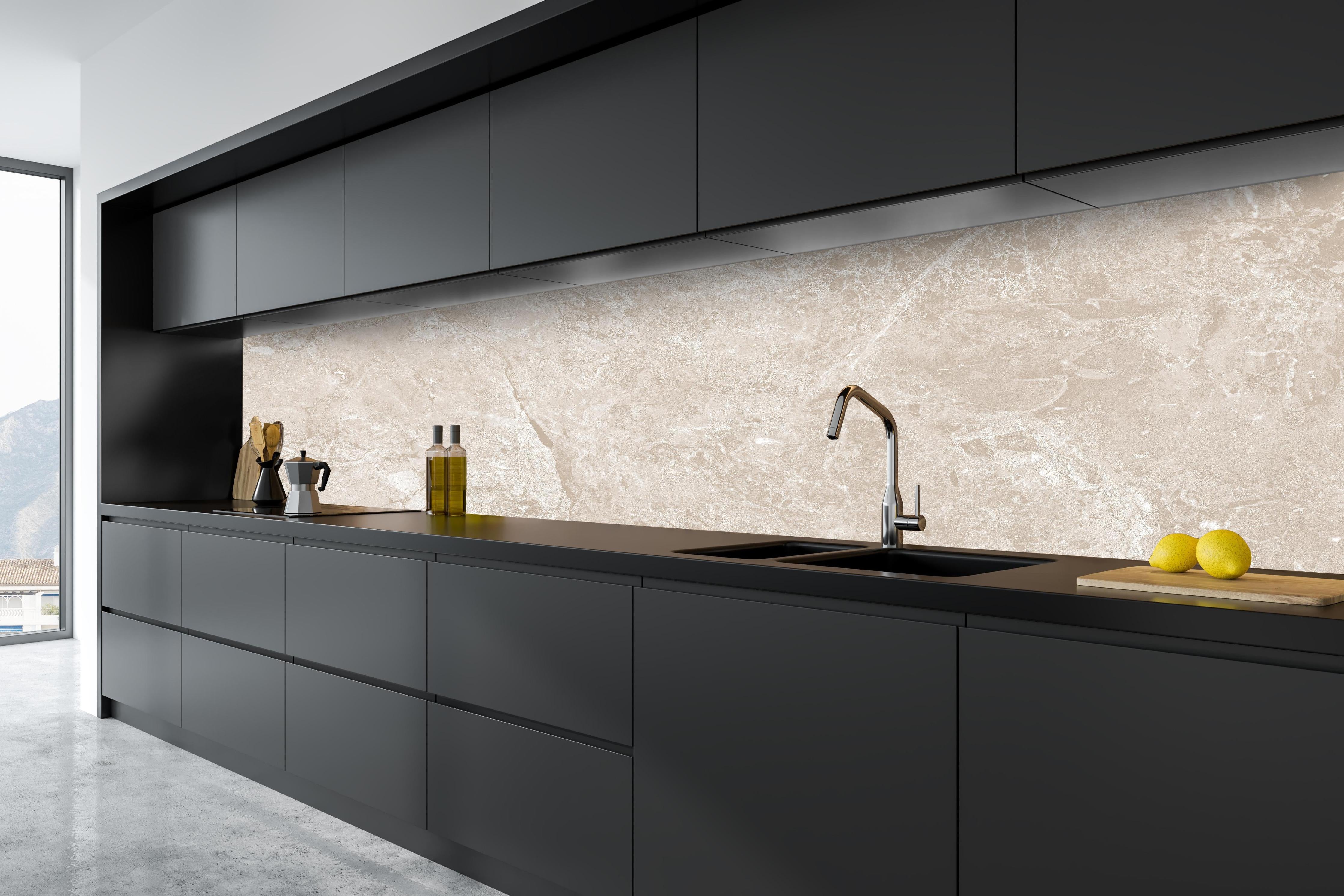 Küche - beiger Naturmarmor hinter weißen Hochglanz-Küchenregalen und schwarzem Wasserhahn