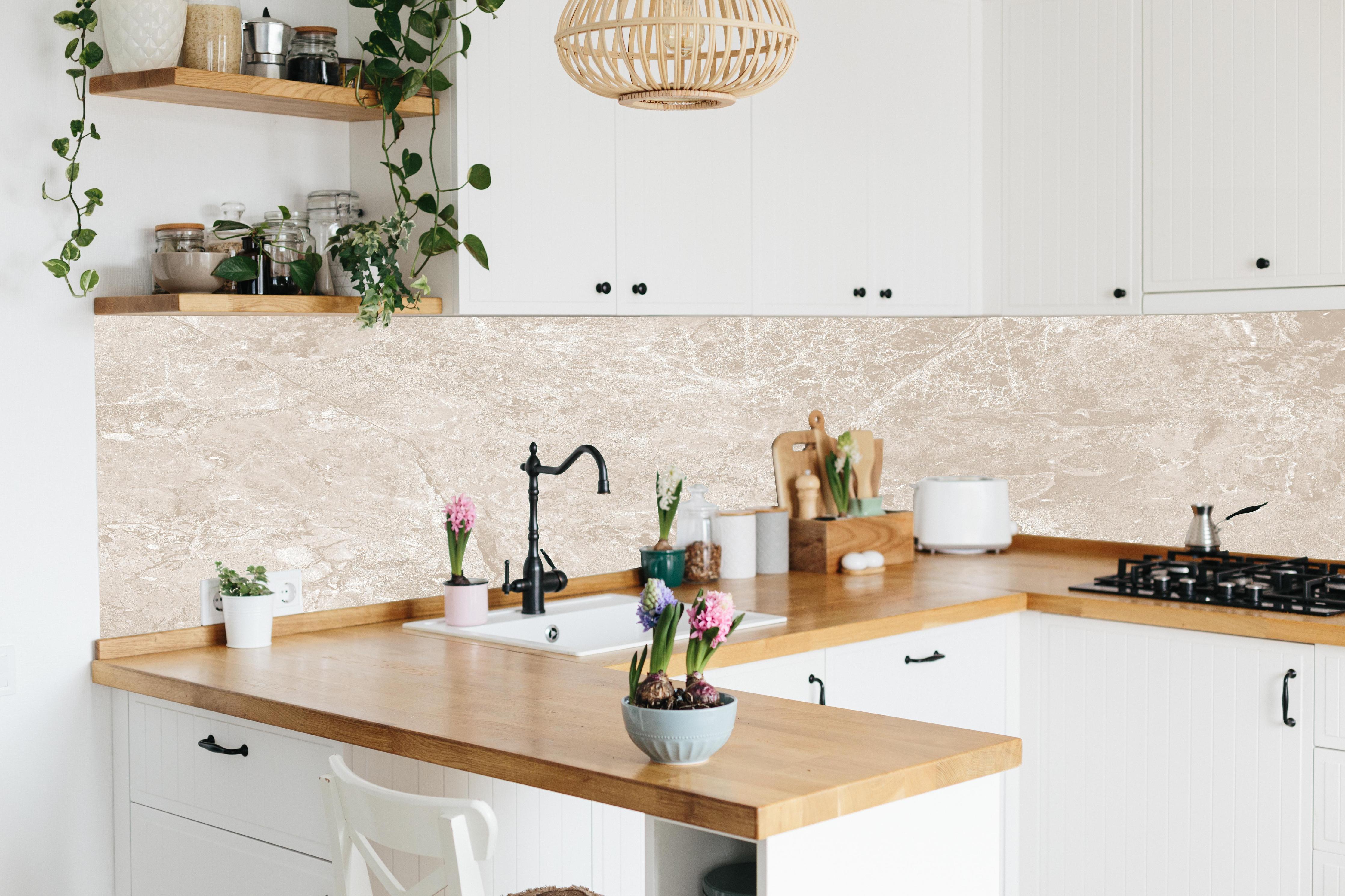 Küche - beiger Naturmarmor hinter weißen Hochglanz-Küchenregalen und schwarzem Wasserhahn