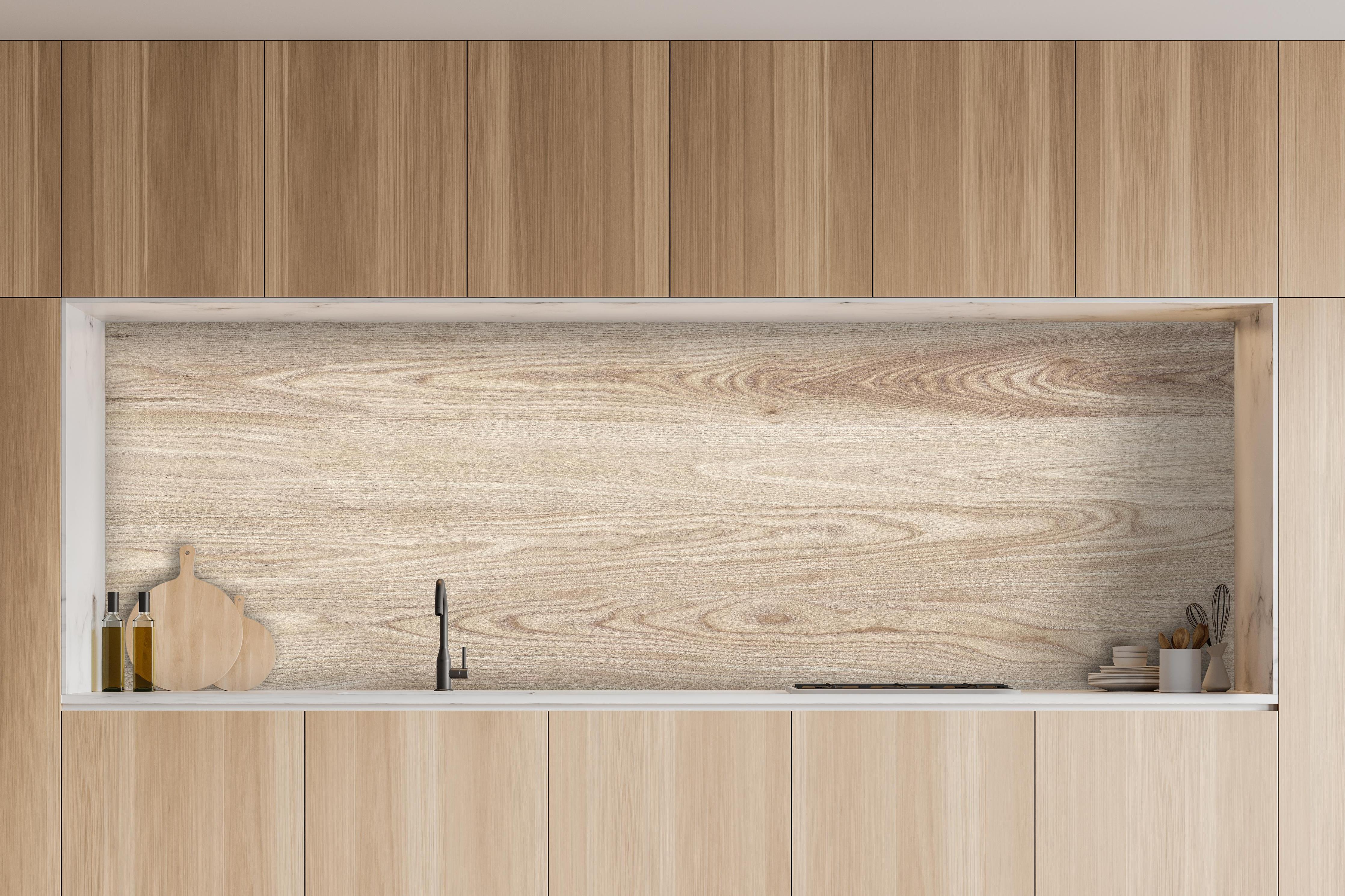 Küche - schlichtes Holzmuster hinter weißen Hochglanz-Küchenregalen und schwarzem Wasserhahn