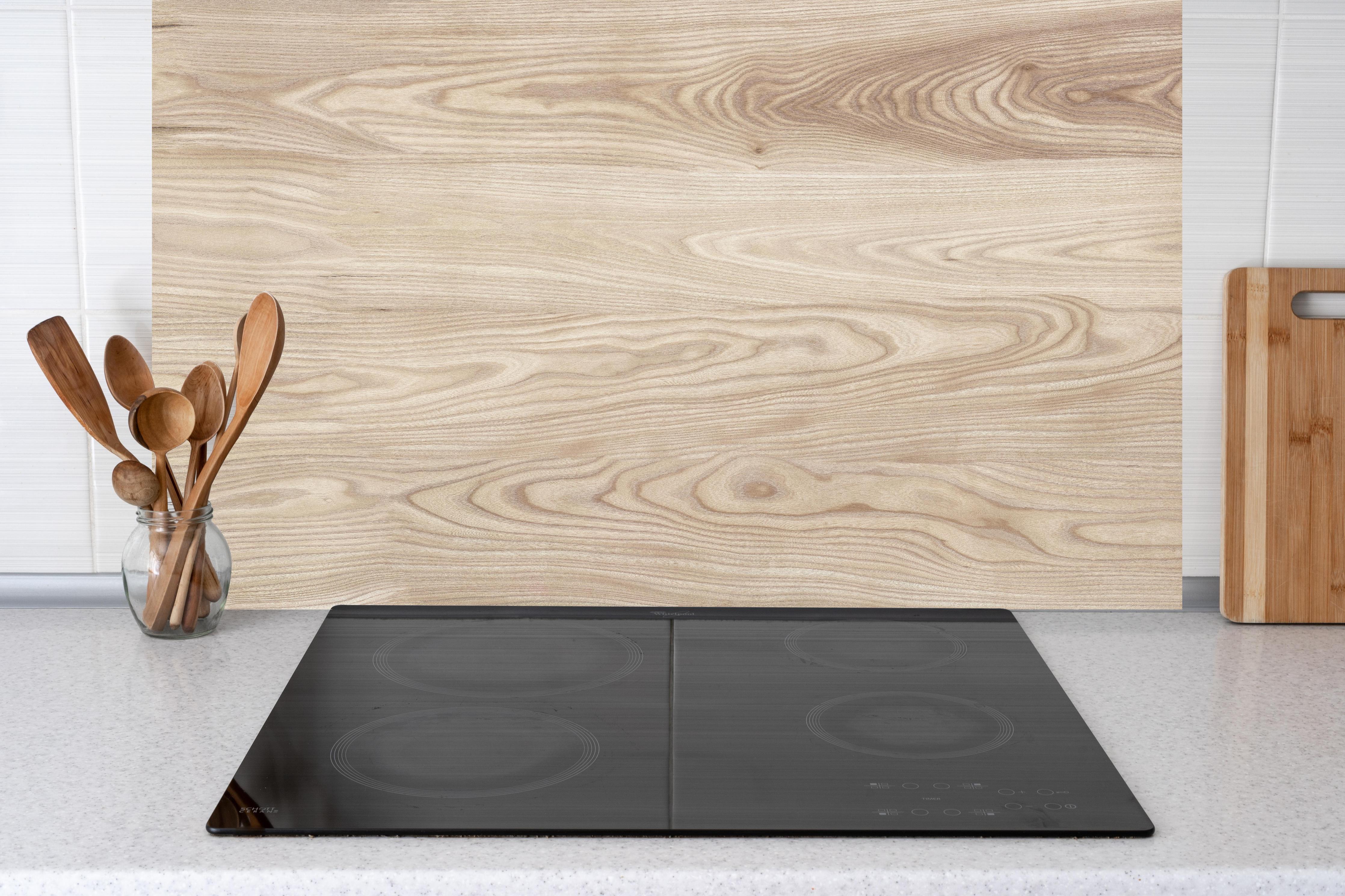 Küche - schlichtes Holzmuster hinter weißen Hochglanz-Küchenregalen und schwarzem Wasserhahn