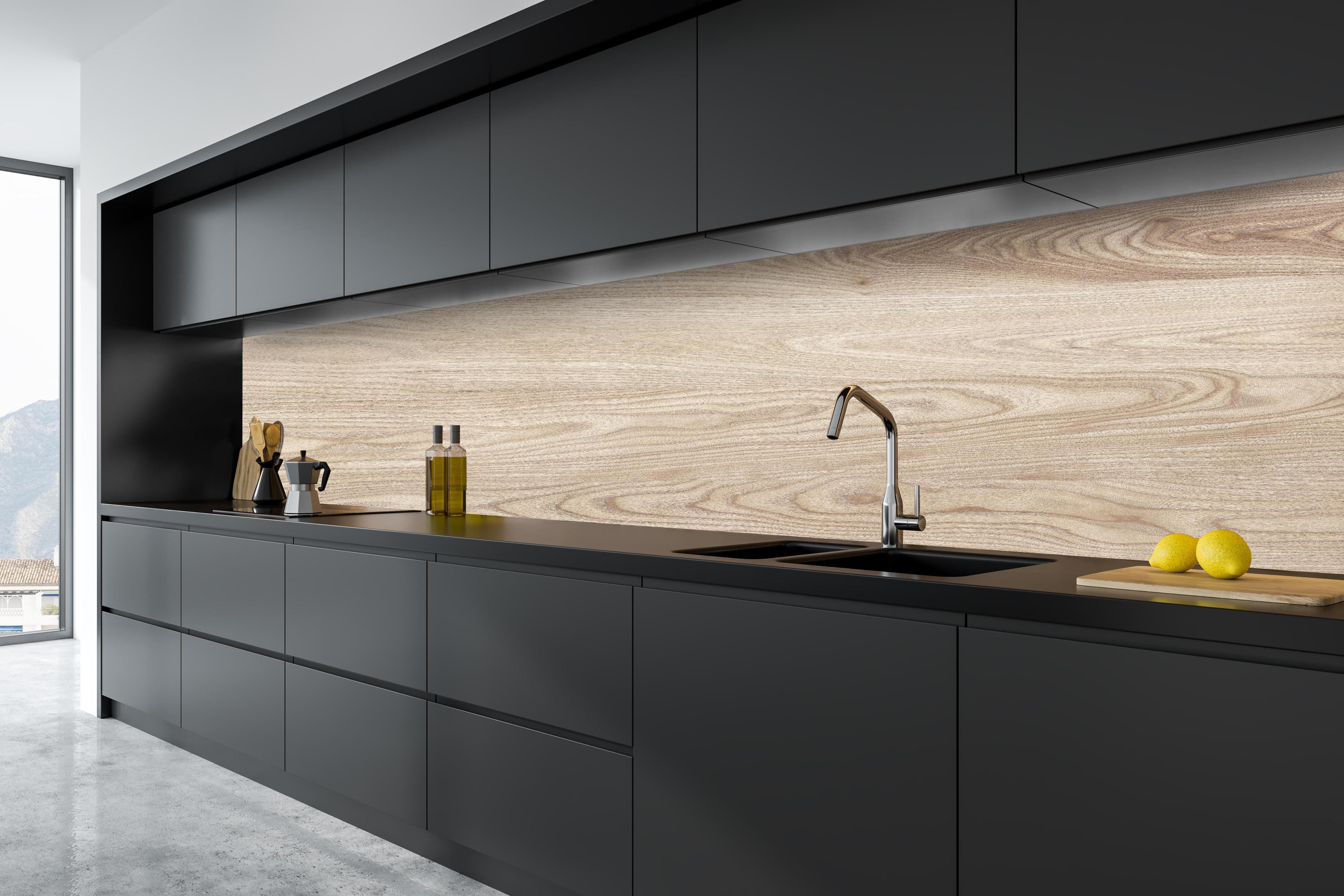 Küche - schlichtes Holzmuster hinter weißen Hochglanz-Küchenregalen und schwarzem Wasserhahn