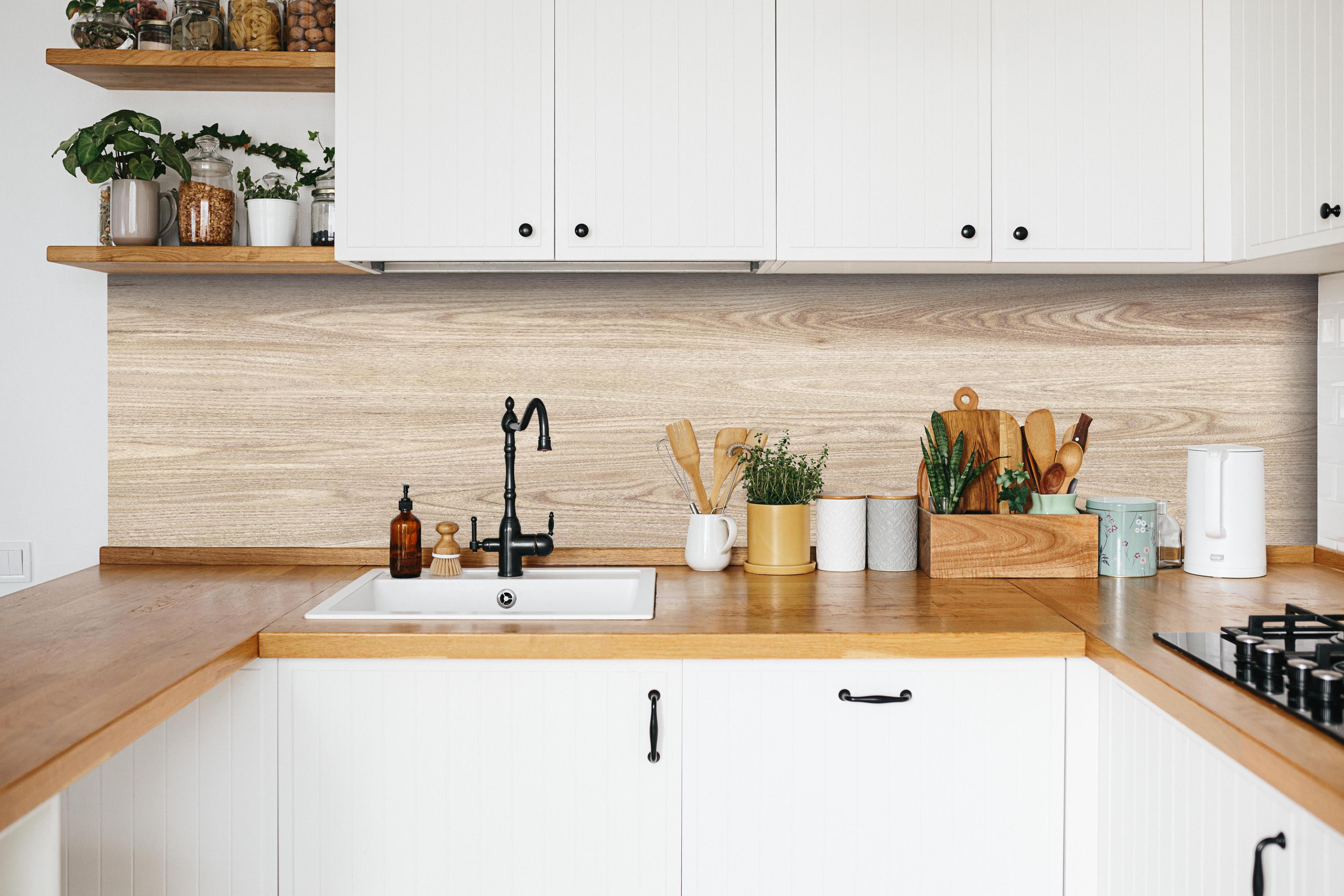 Küche - schlichtes Holzmuster hinter weißen Hochglanz-Küchenregalen und schwarzem Wasserhahn