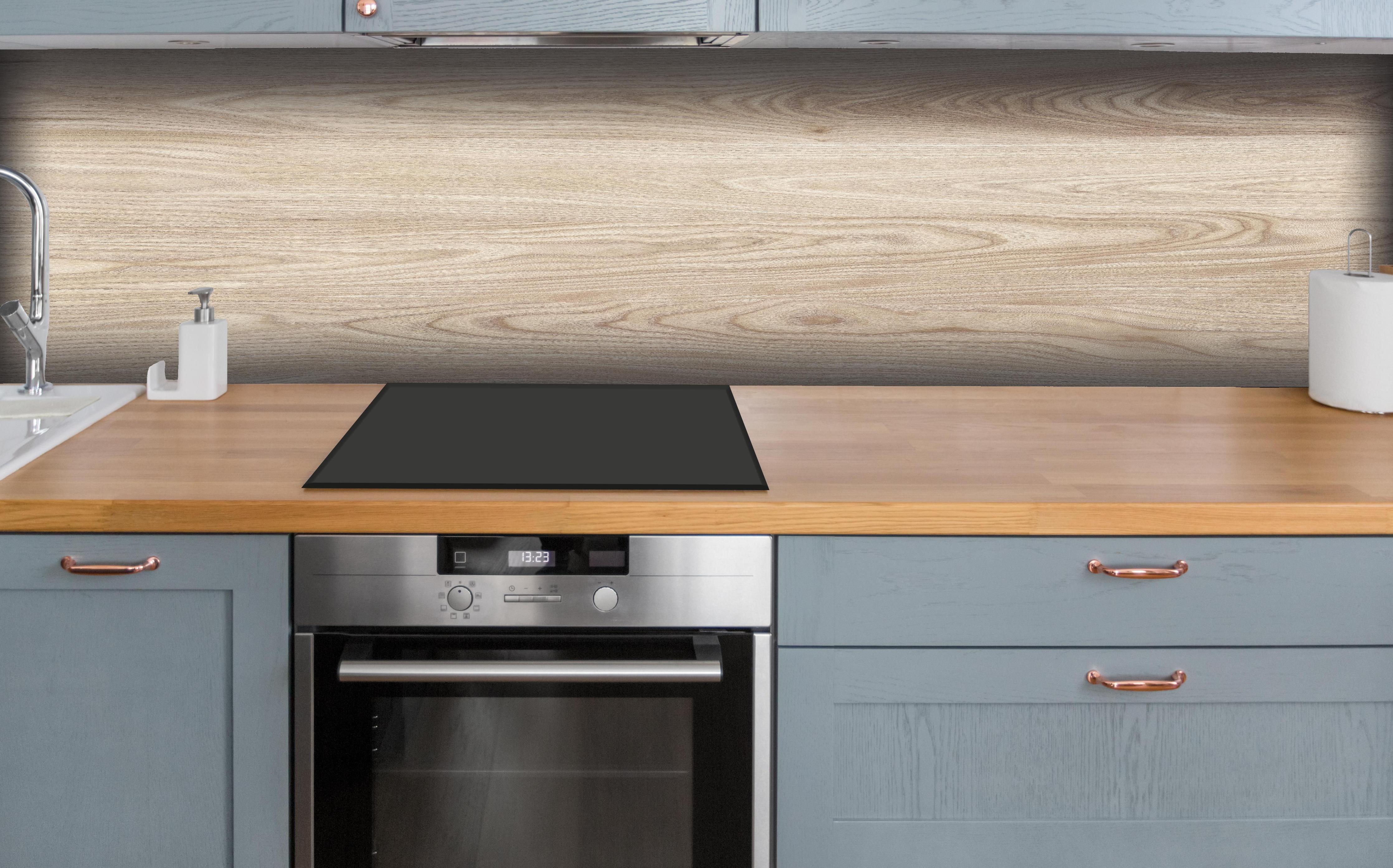 Küche - schlichtes Holzmuster hinter weißen Hochglanz-Küchenregalen und schwarzem Wasserhahn