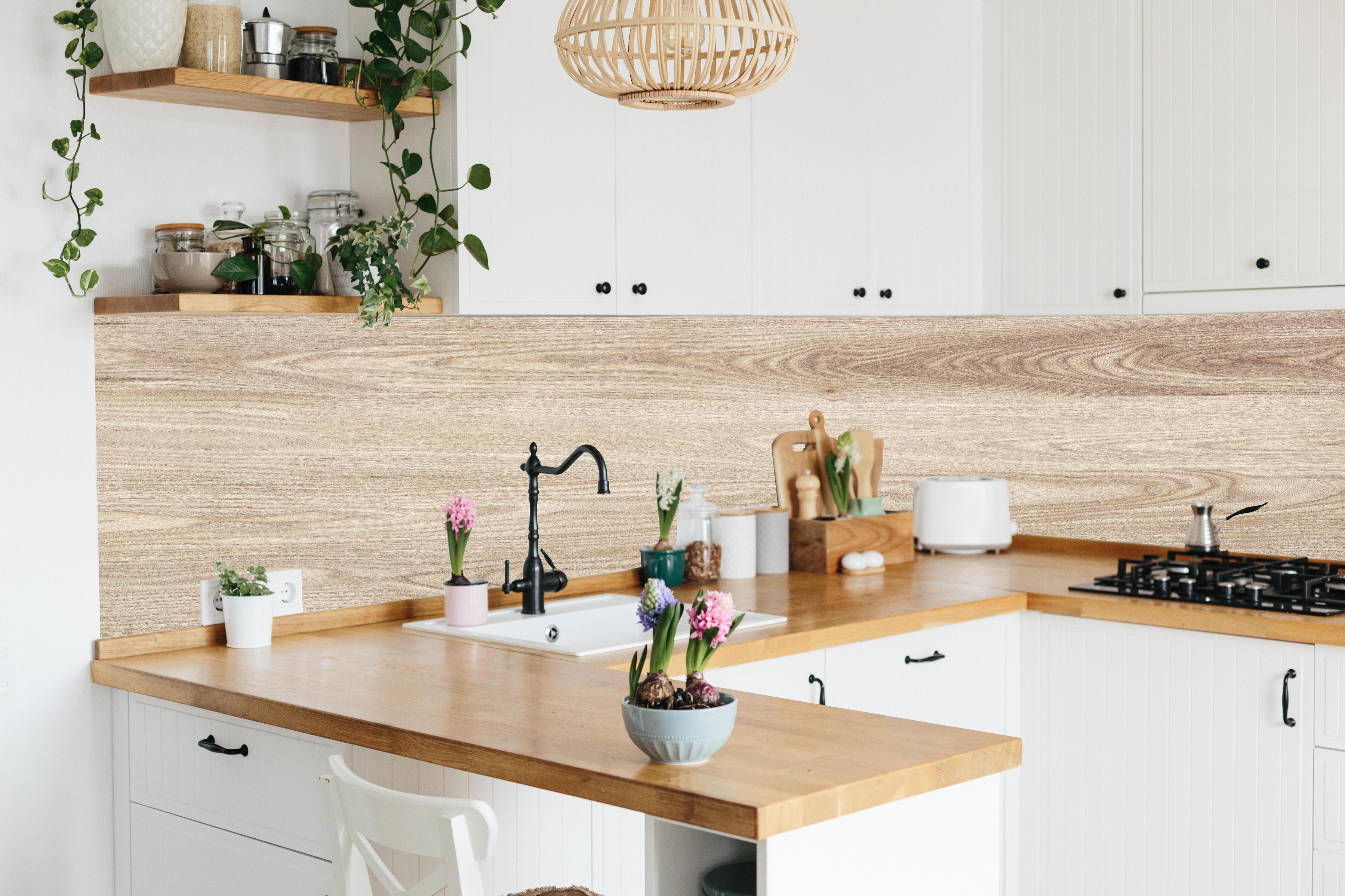 Küche - schlichtes Holzmuster hinter weißen Hochglanz-Küchenregalen und schwarzem Wasserhahn