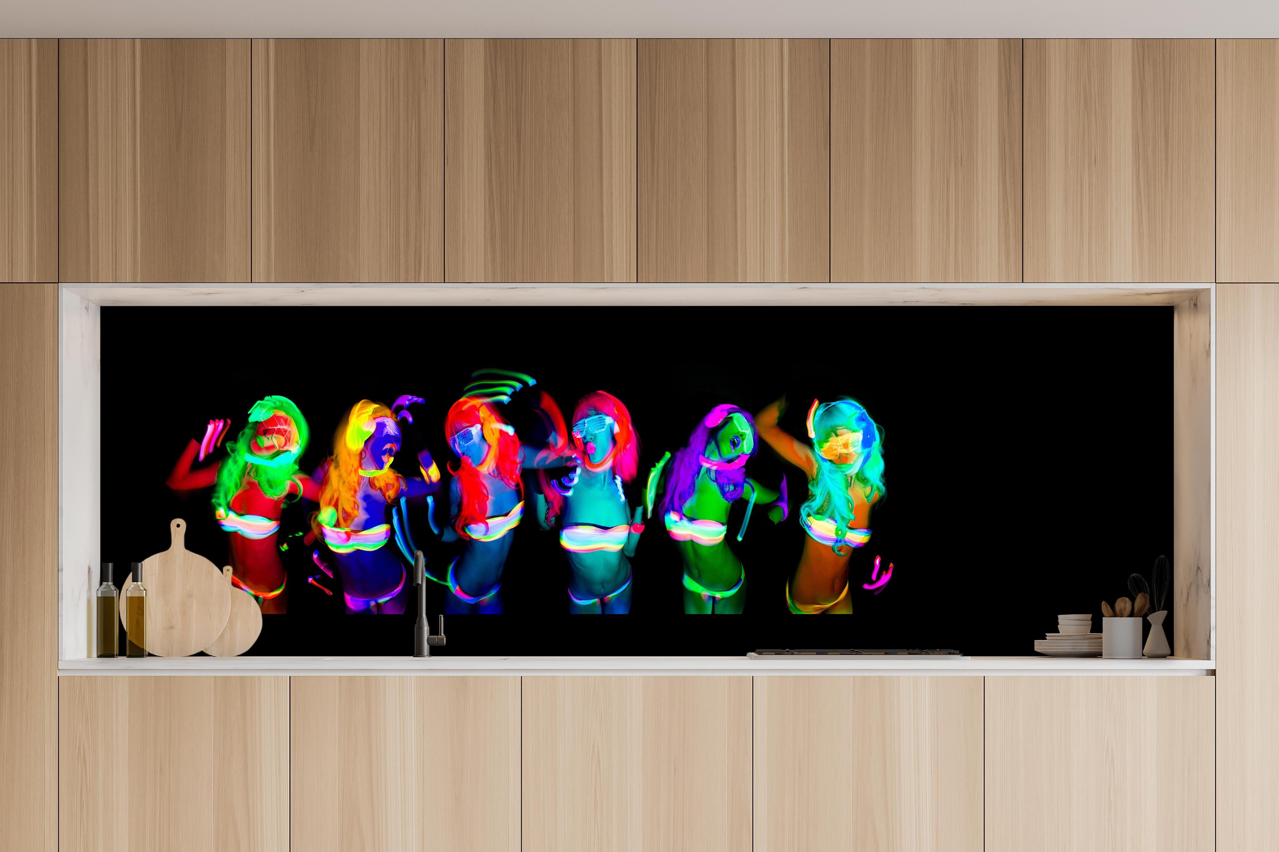 Küche - sexy neon uv glow tänzerin hinter weißen Hochglanz-Küchenregalen und schwarzem Wasserhahn