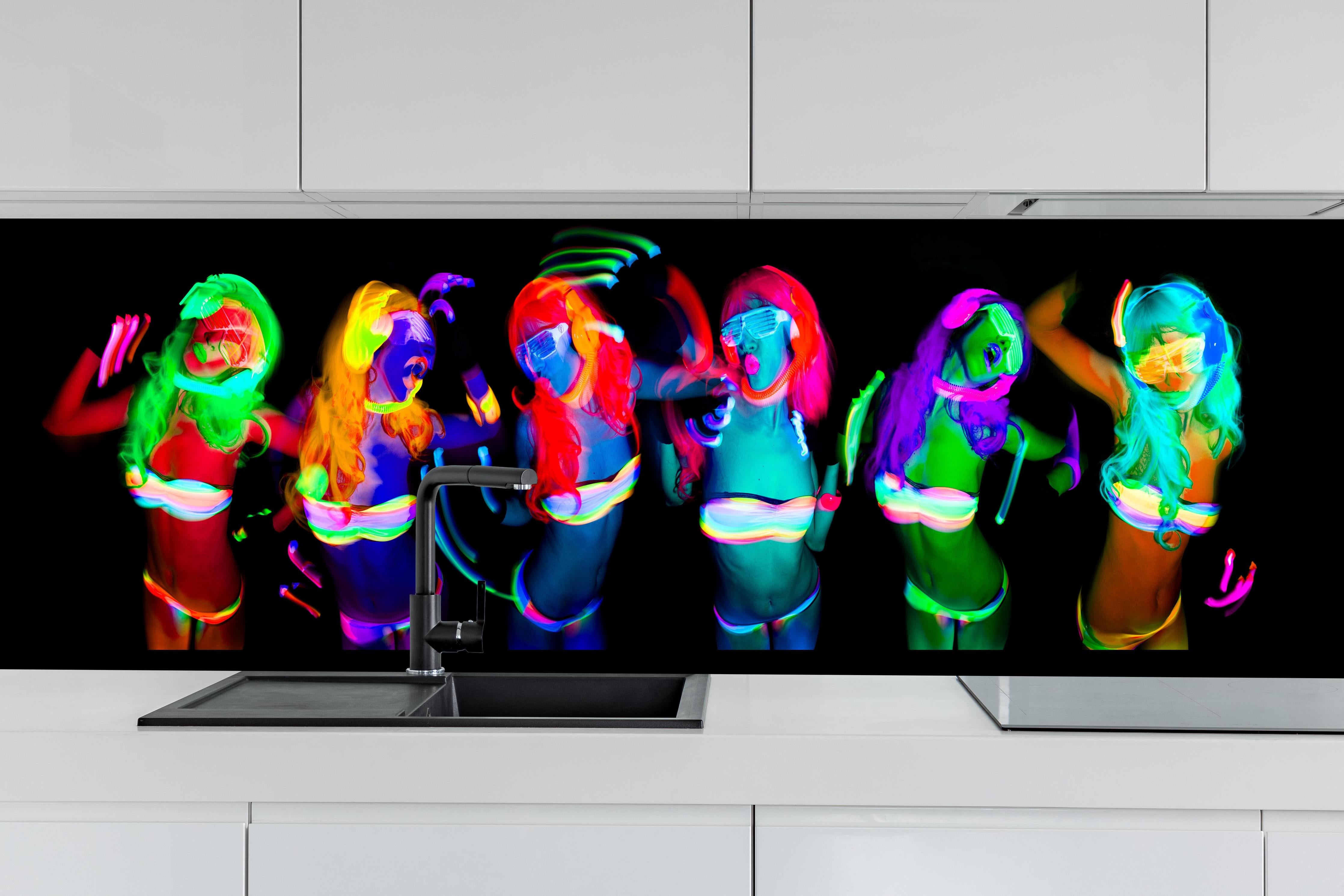 Küche - sexy neon uv glow tänzerin hinter weißen Hochglanz-Küchenregalen und schwarzem Wasserhahn