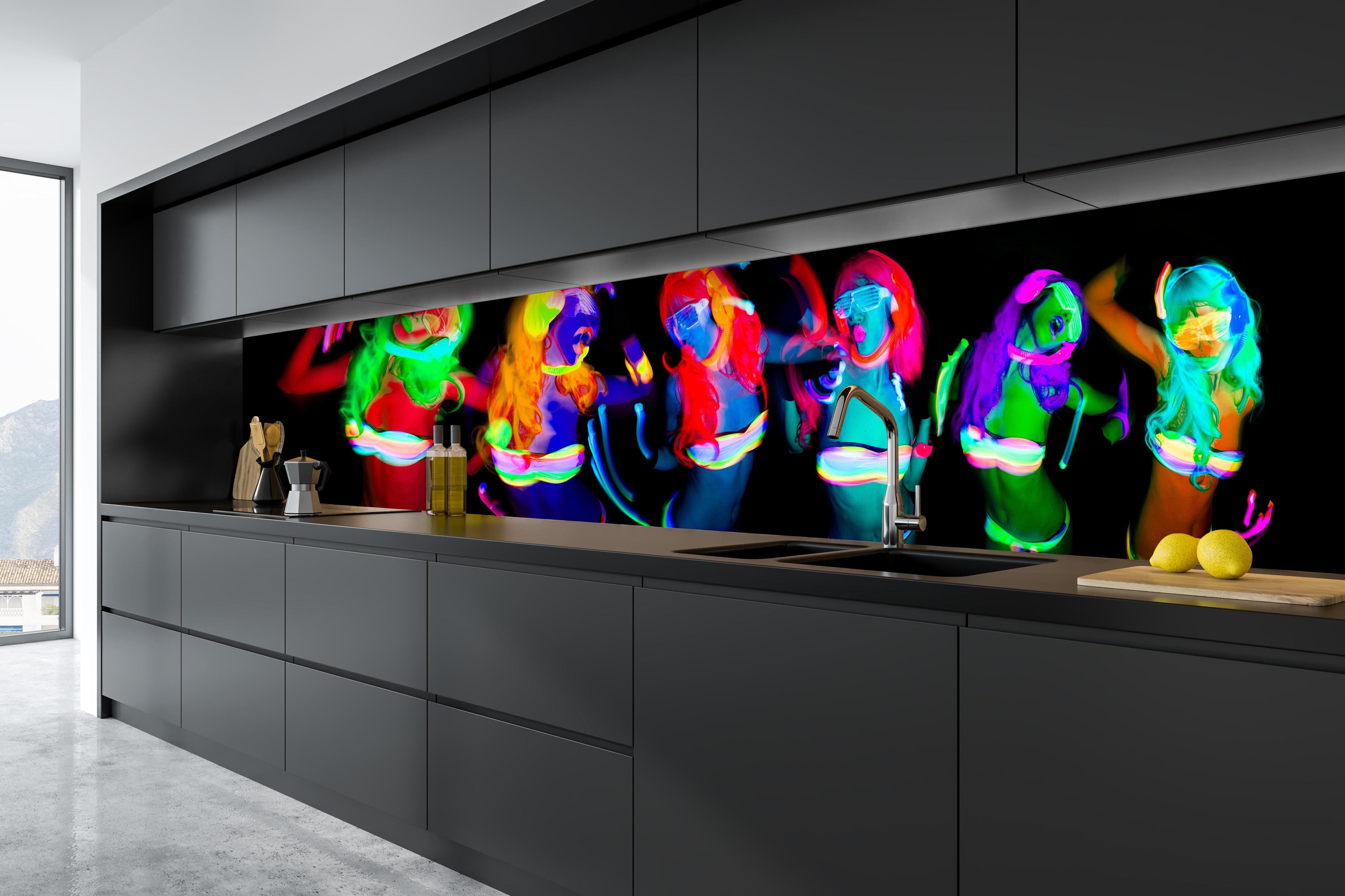 Küche - sexy neon uv glow tänzerin hinter weißen Hochglanz-Küchenregalen und schwarzem Wasserhahn
