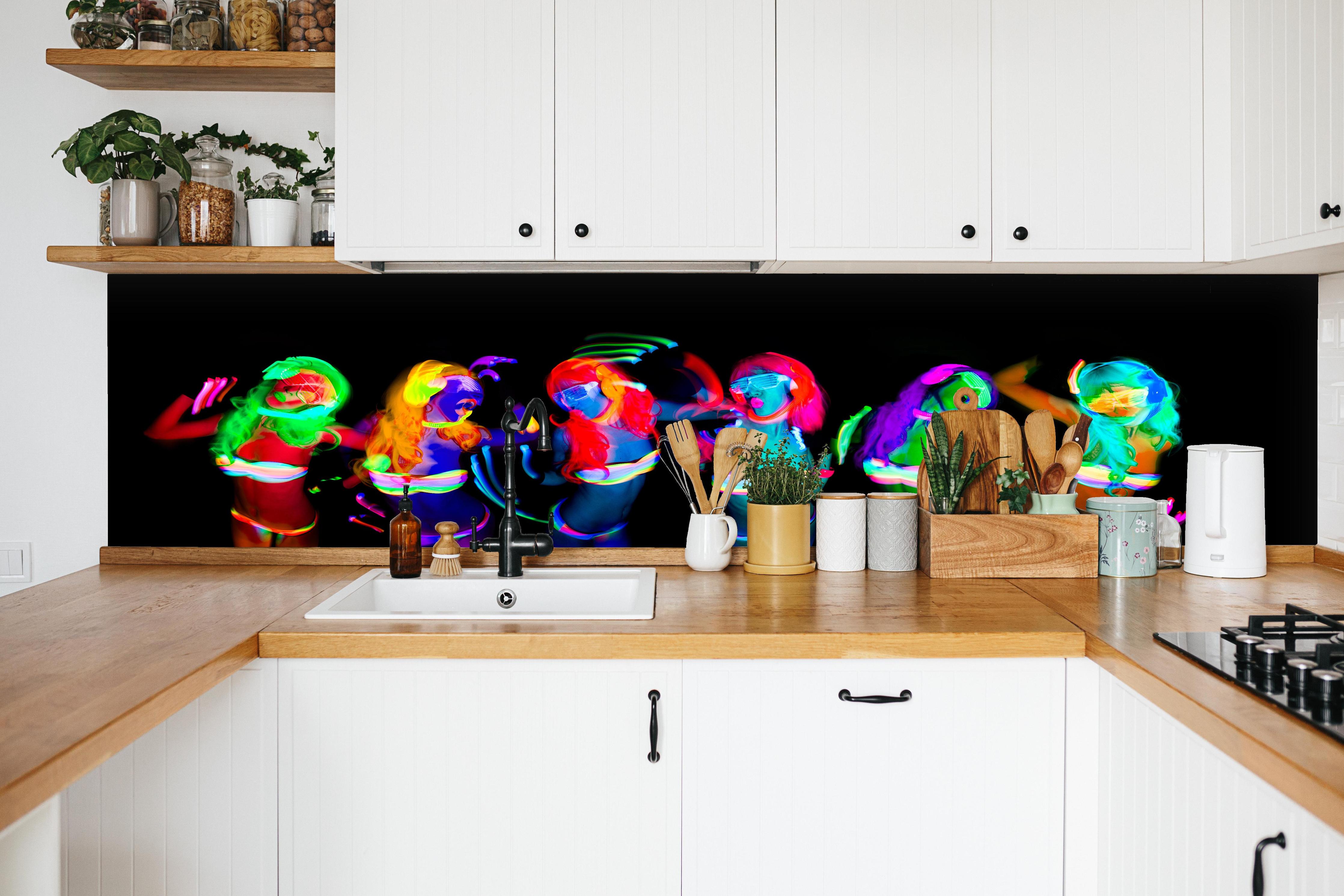 Küche - sexy neon uv glow tänzerin hinter weißen Hochglanz-Küchenregalen und schwarzem Wasserhahn