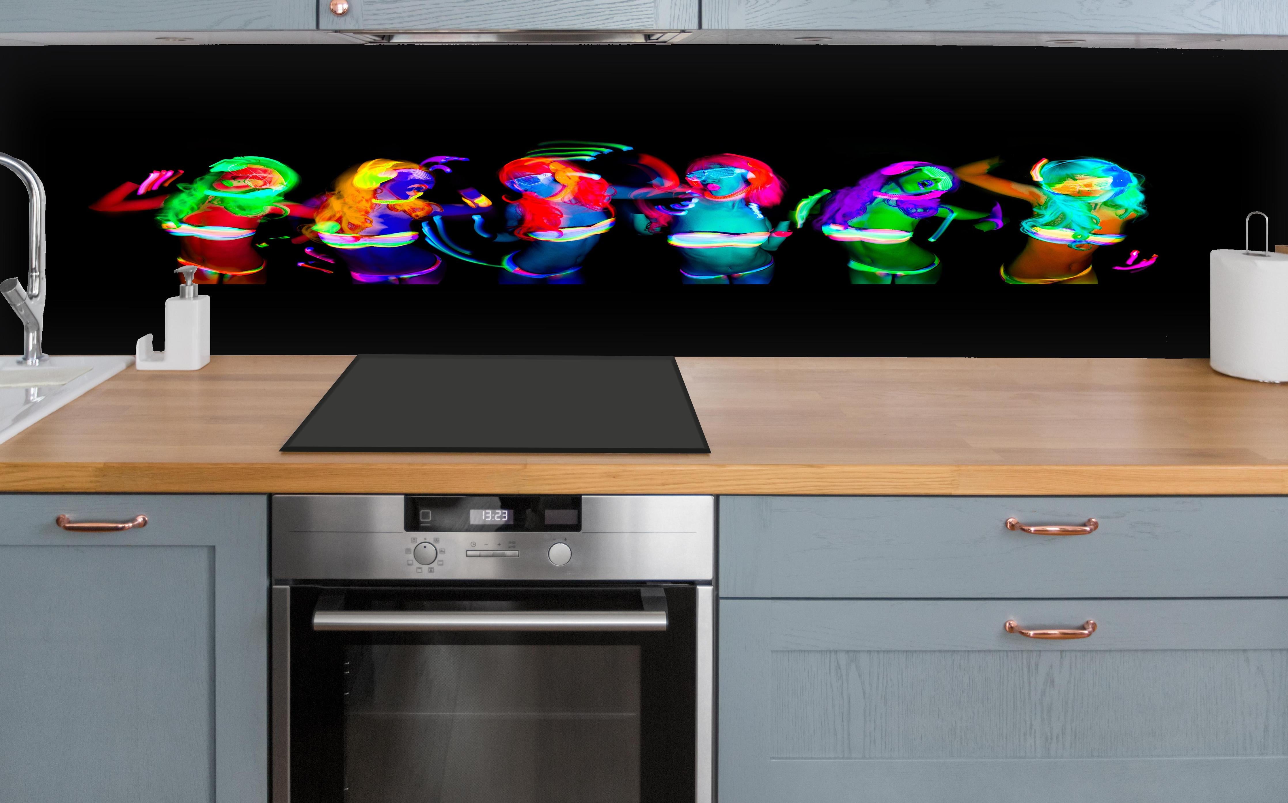 Küche - sexy neon uv glow tänzerin hinter weißen Hochglanz-Küchenregalen und schwarzem Wasserhahn