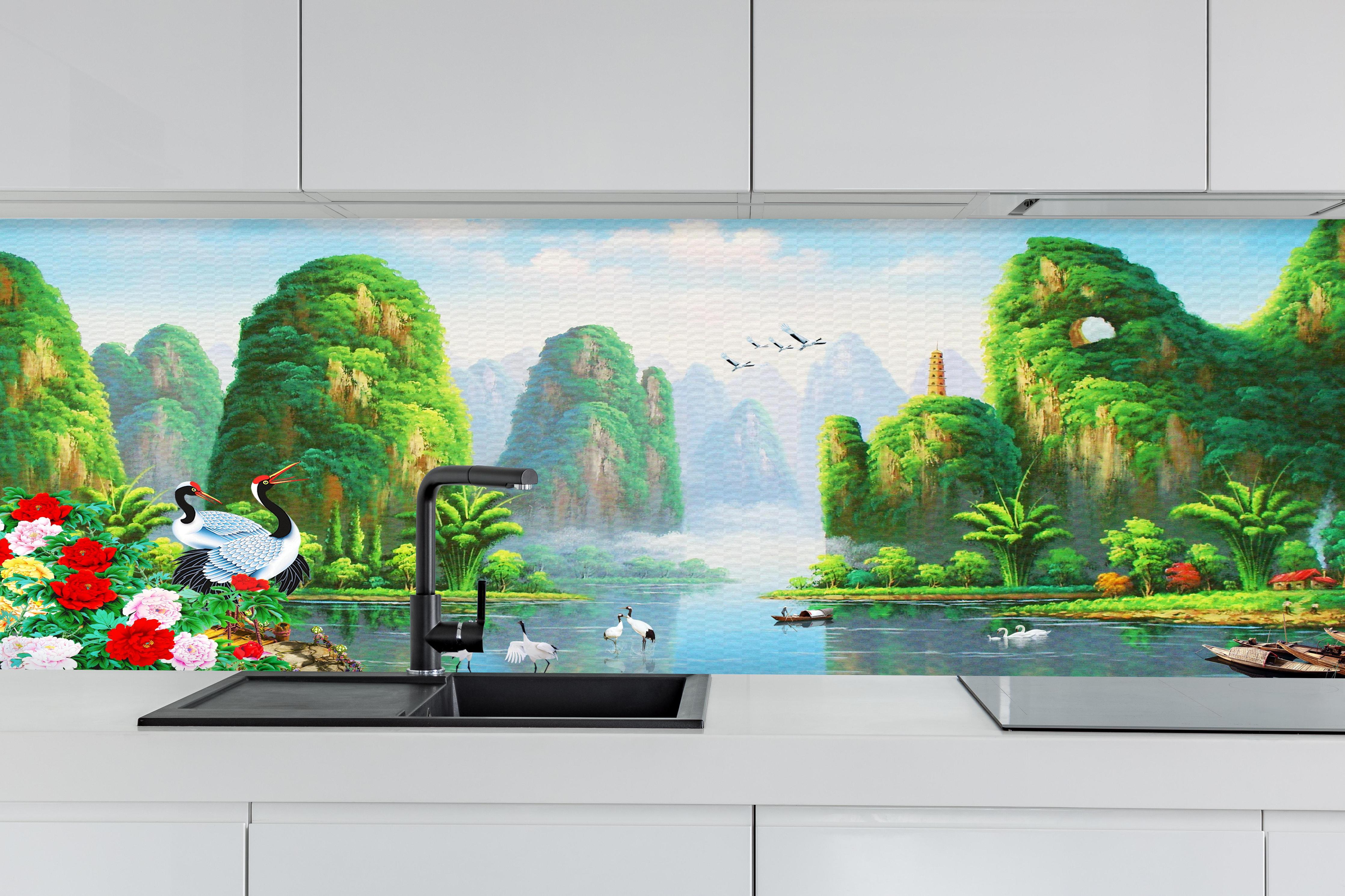 Küche - Vogelarten mit wunderschöner Berg/See Aussicht hinter weißen Hochglanz-Küchenregalen und schwarzem Wasserhahn