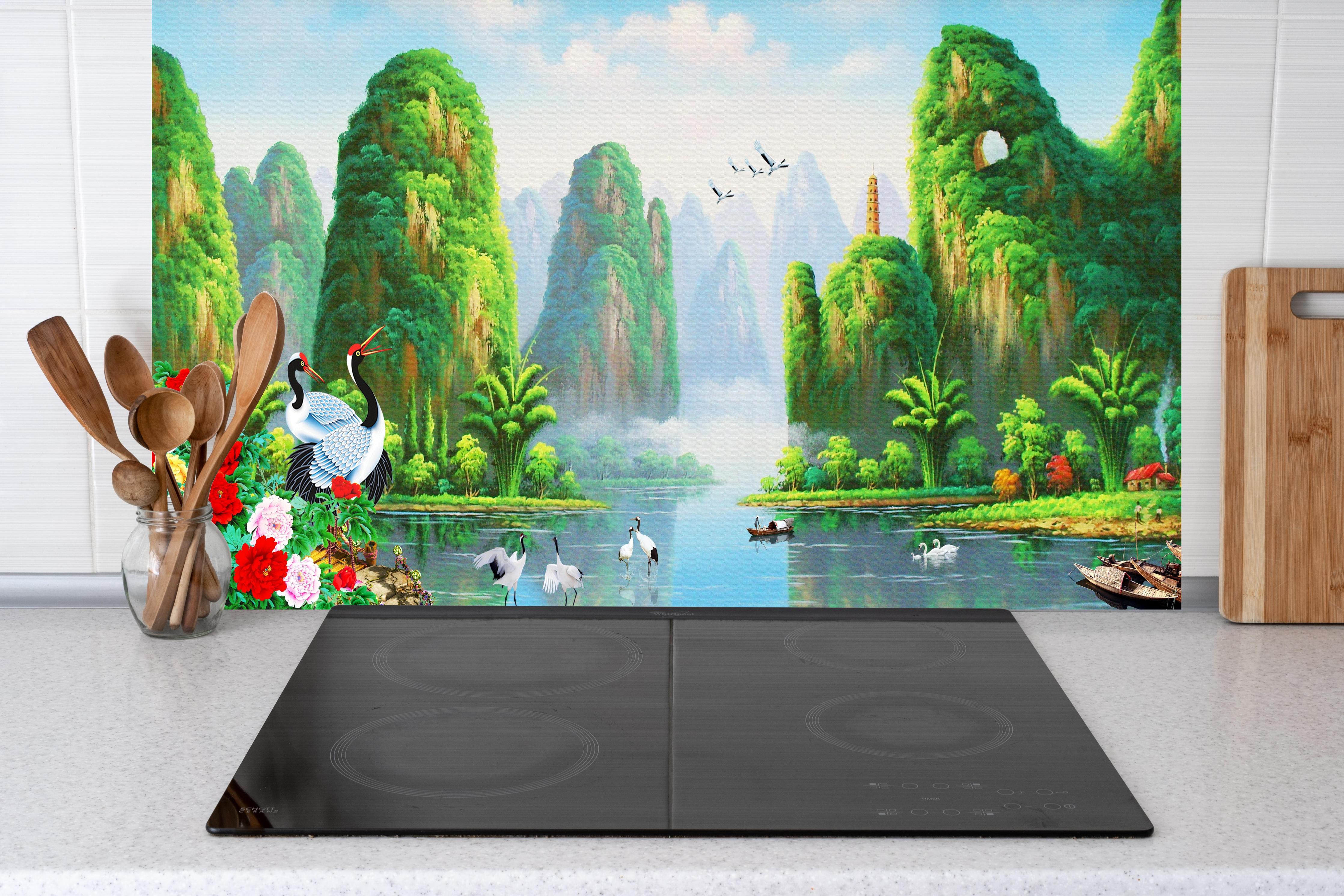 Küche - Vogelarten mit wunderschöner Berg/See Aussicht hinter weißen Hochglanz-Küchenregalen und schwarzem Wasserhahn