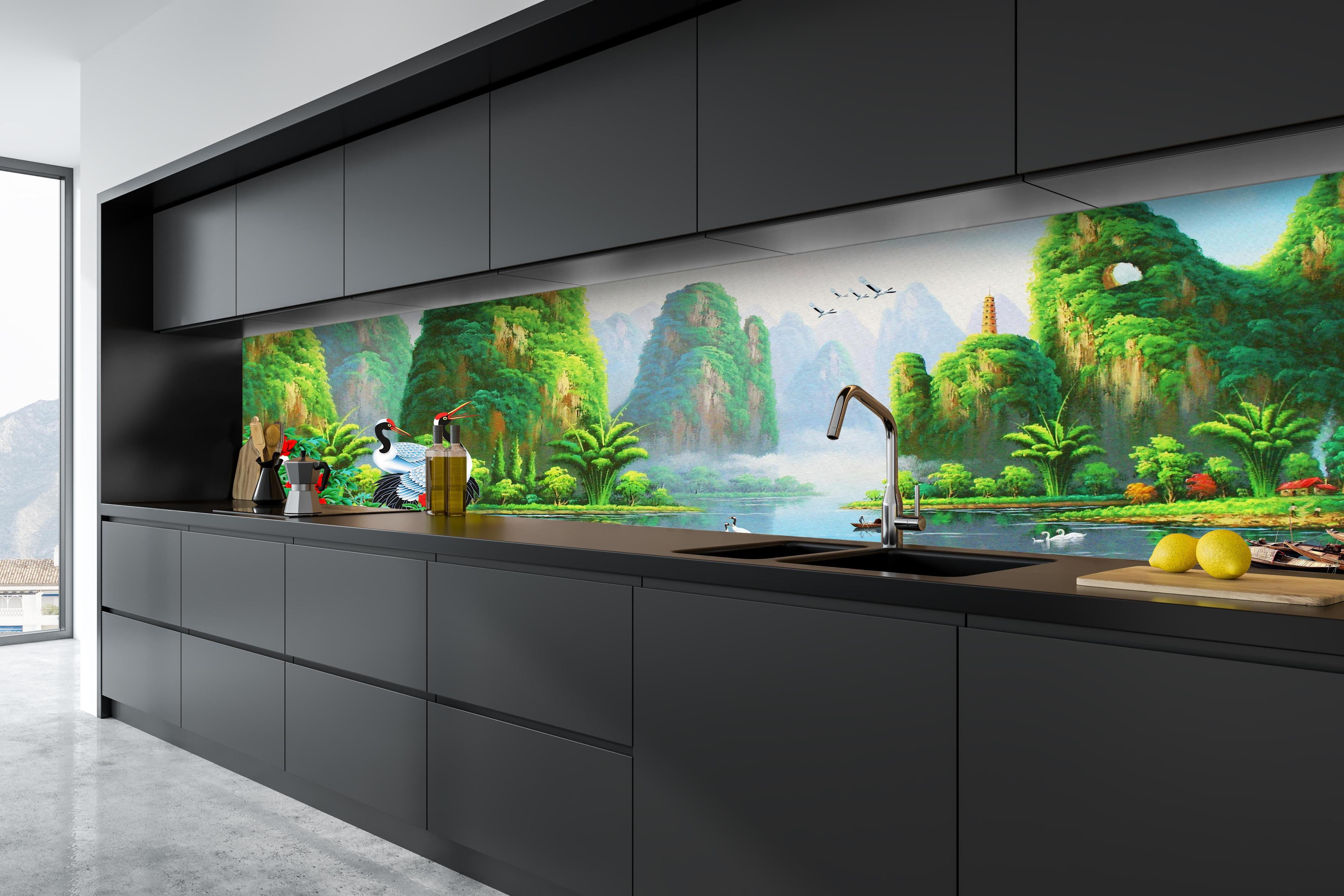 Küche - Vogelarten mit wunderschöner Berg/See Aussicht hinter weißen Hochglanz-Küchenregalen und schwarzem Wasserhahn