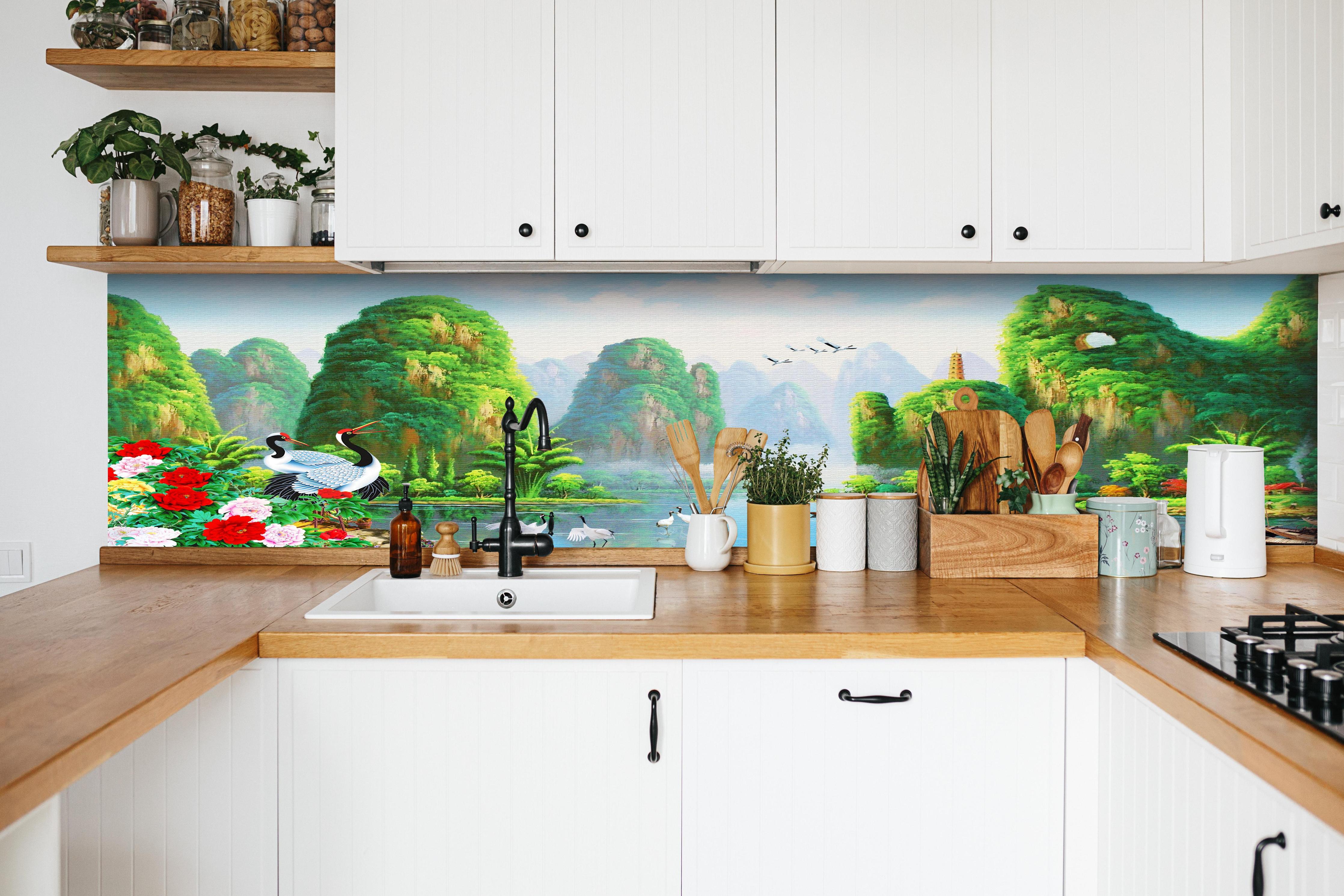 Küche - Vogelarten mit wunderschöner Berg/See Aussicht hinter weißen Hochglanz-Küchenregalen und schwarzem Wasserhahn