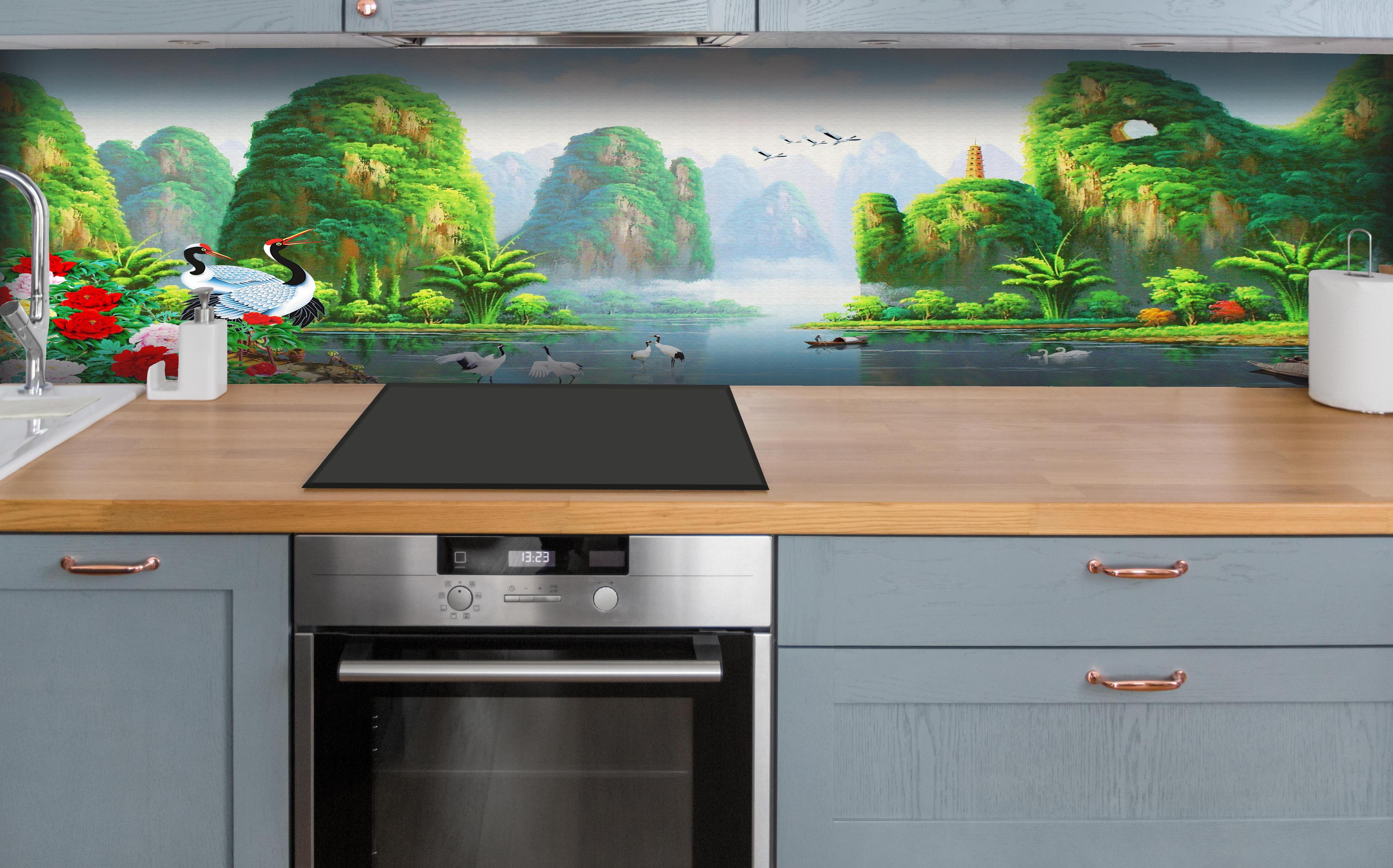 Küche - Vogelarten mit wunderschöner Berg/See Aussicht hinter weißen Hochglanz-Küchenregalen und schwarzem Wasserhahn