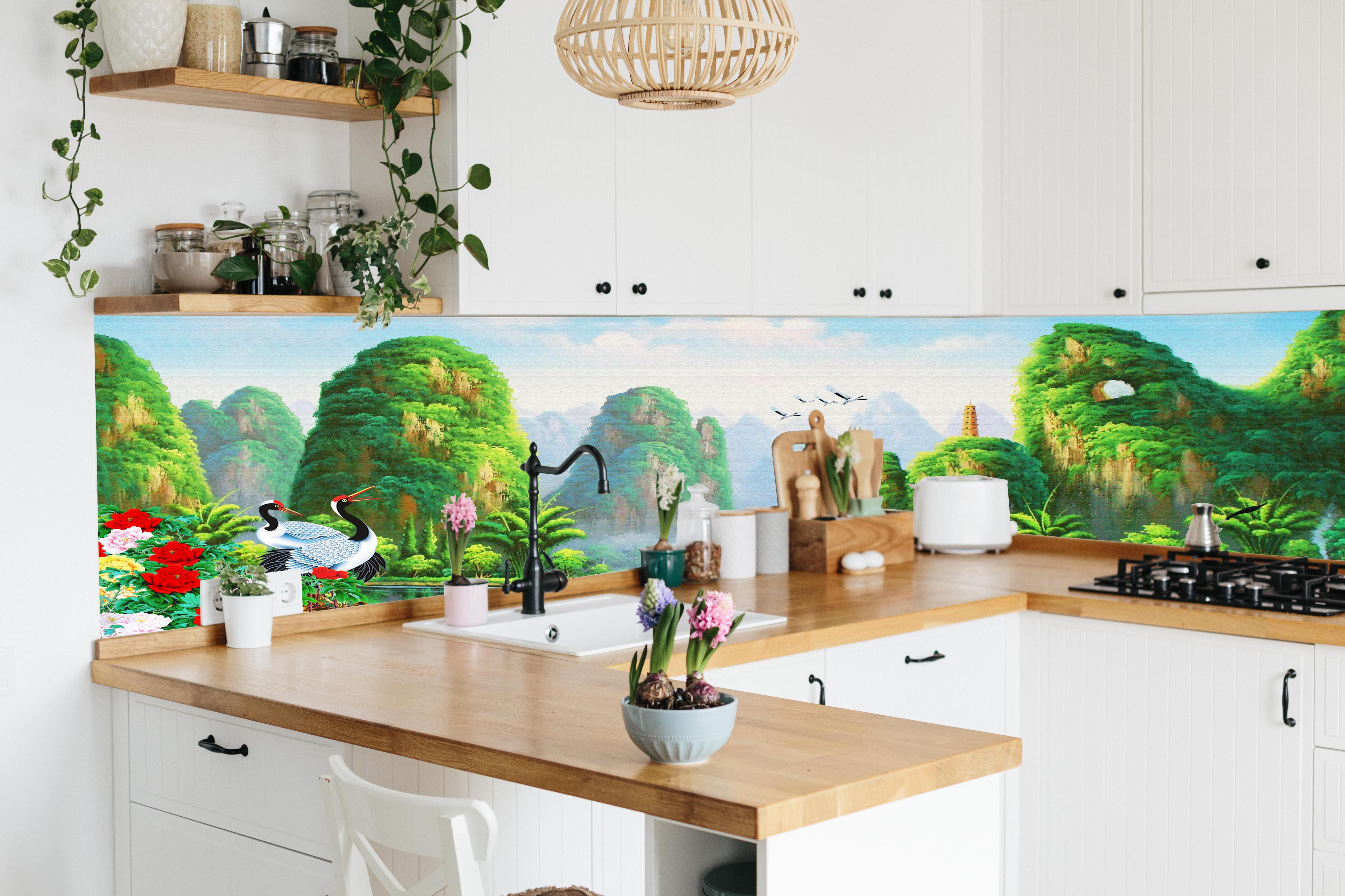 Küche - Vogelarten mit wunderschöner Berg/See Aussicht hinter weißen Hochglanz-Küchenregalen und schwarzem Wasserhahn