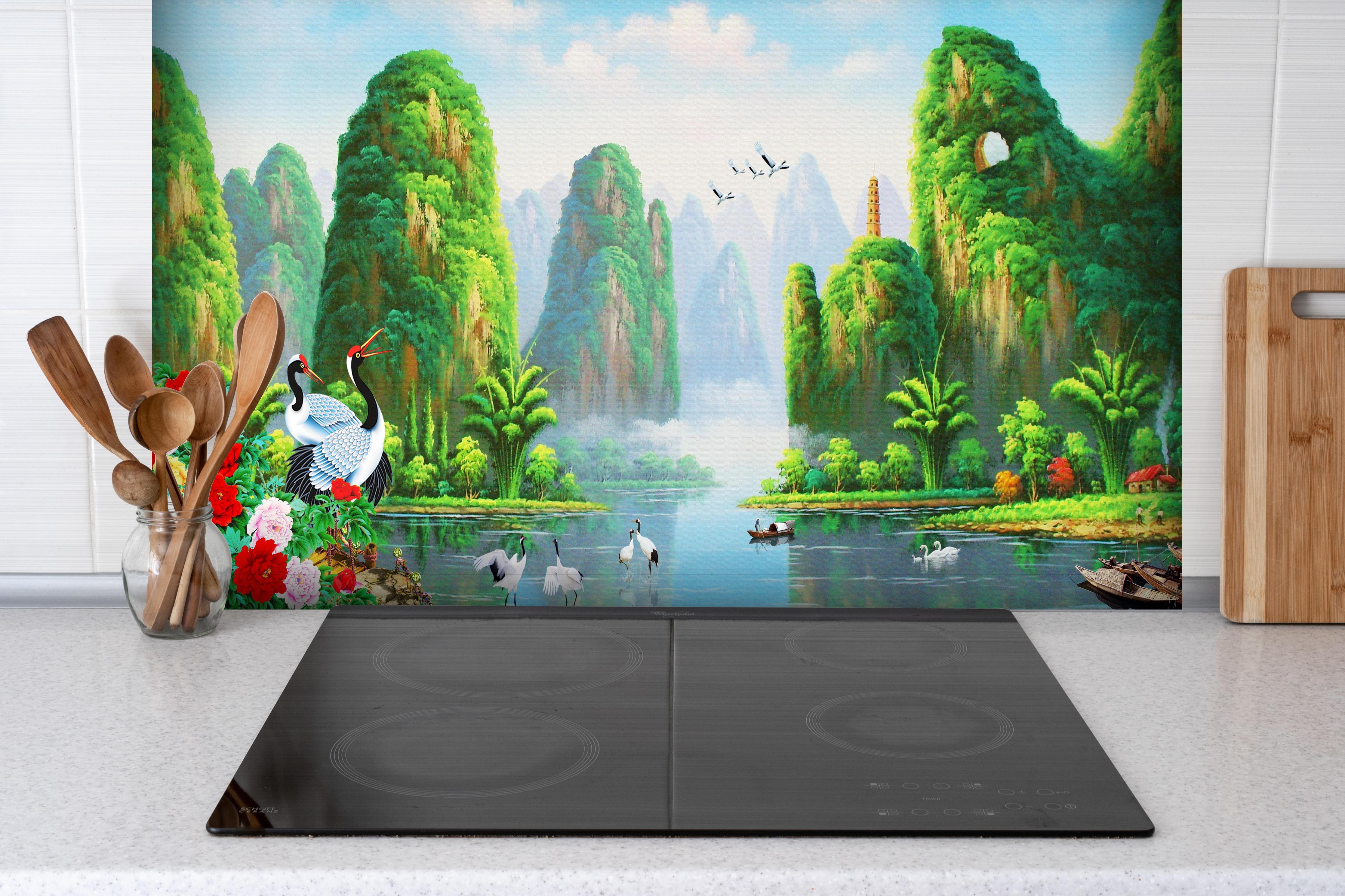 Spritzschutz - Vogelarten mit wunderschöner Berg/See Aussicht hinter einem Cerankochfeld zwischen Holz-Kochutensilien