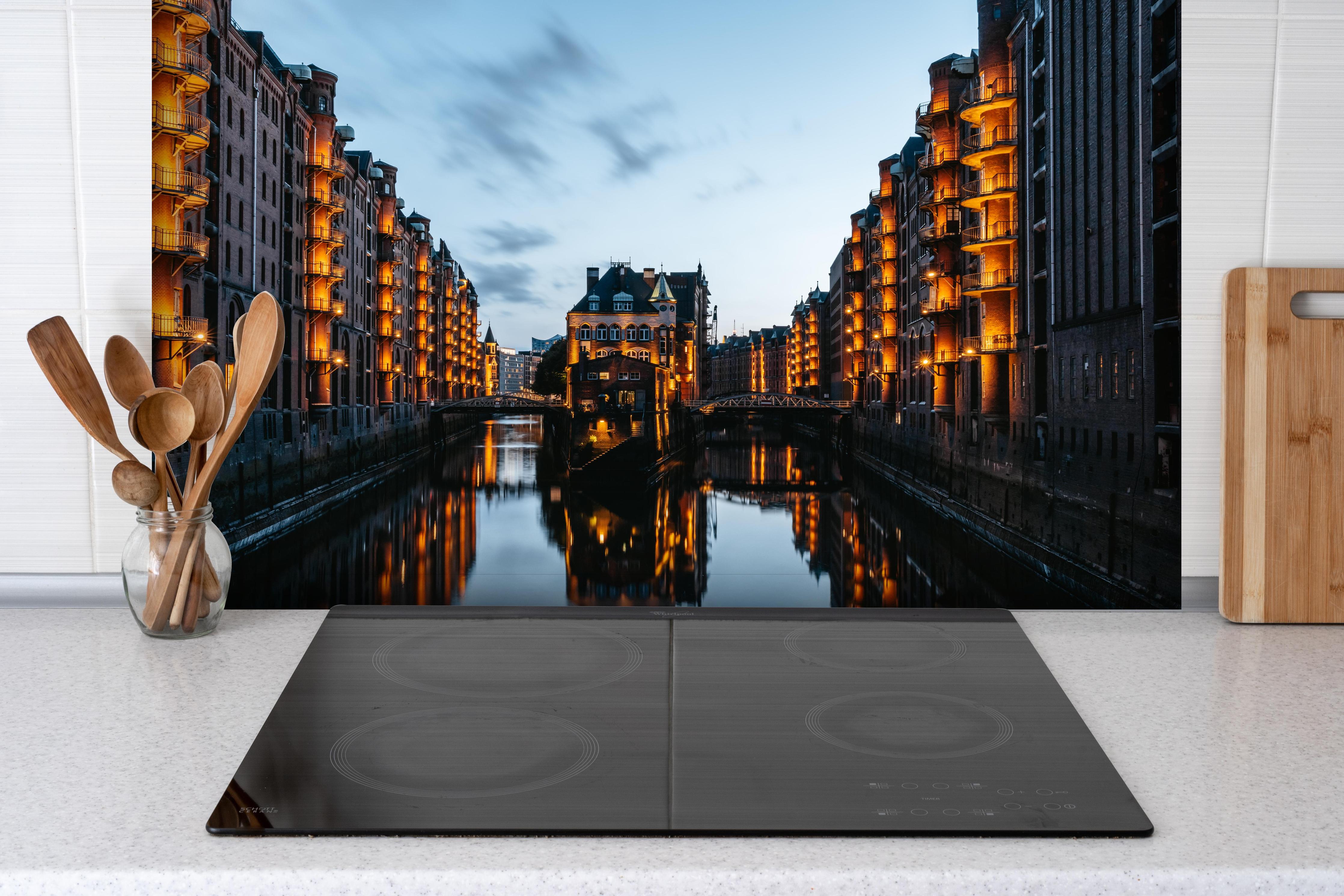 Spritzschutz - Ausblick von der Poggenmühlenbrücke - Hamburg hinter einem Cerankochfeld zwischen Holz-Kochutensilien