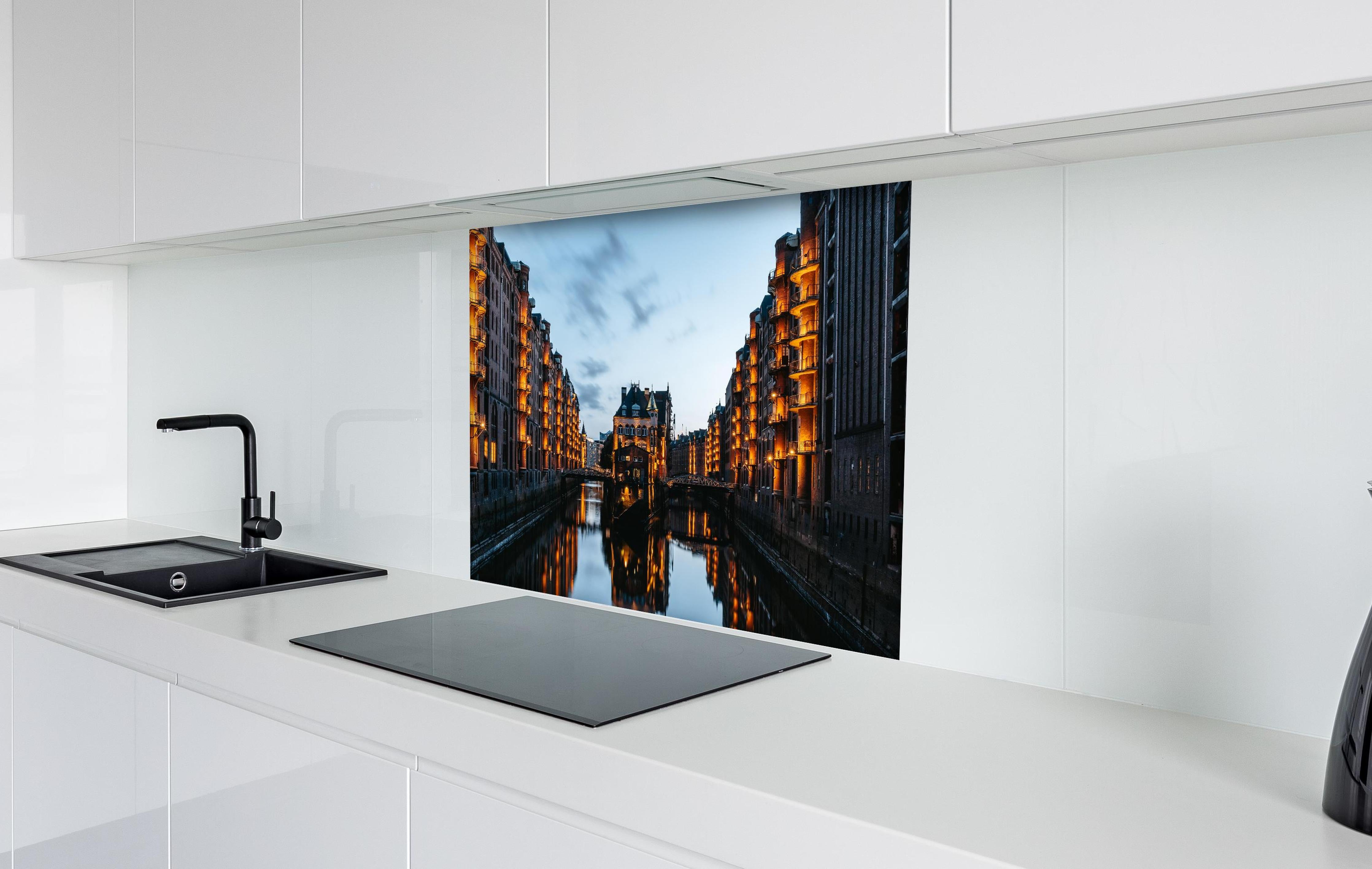 Spritzschutz - Ausblick von der Poggenmühlenbrücke - Hamburg hinter einem Cerankochfeld zwischen Holz-Kochutensilien