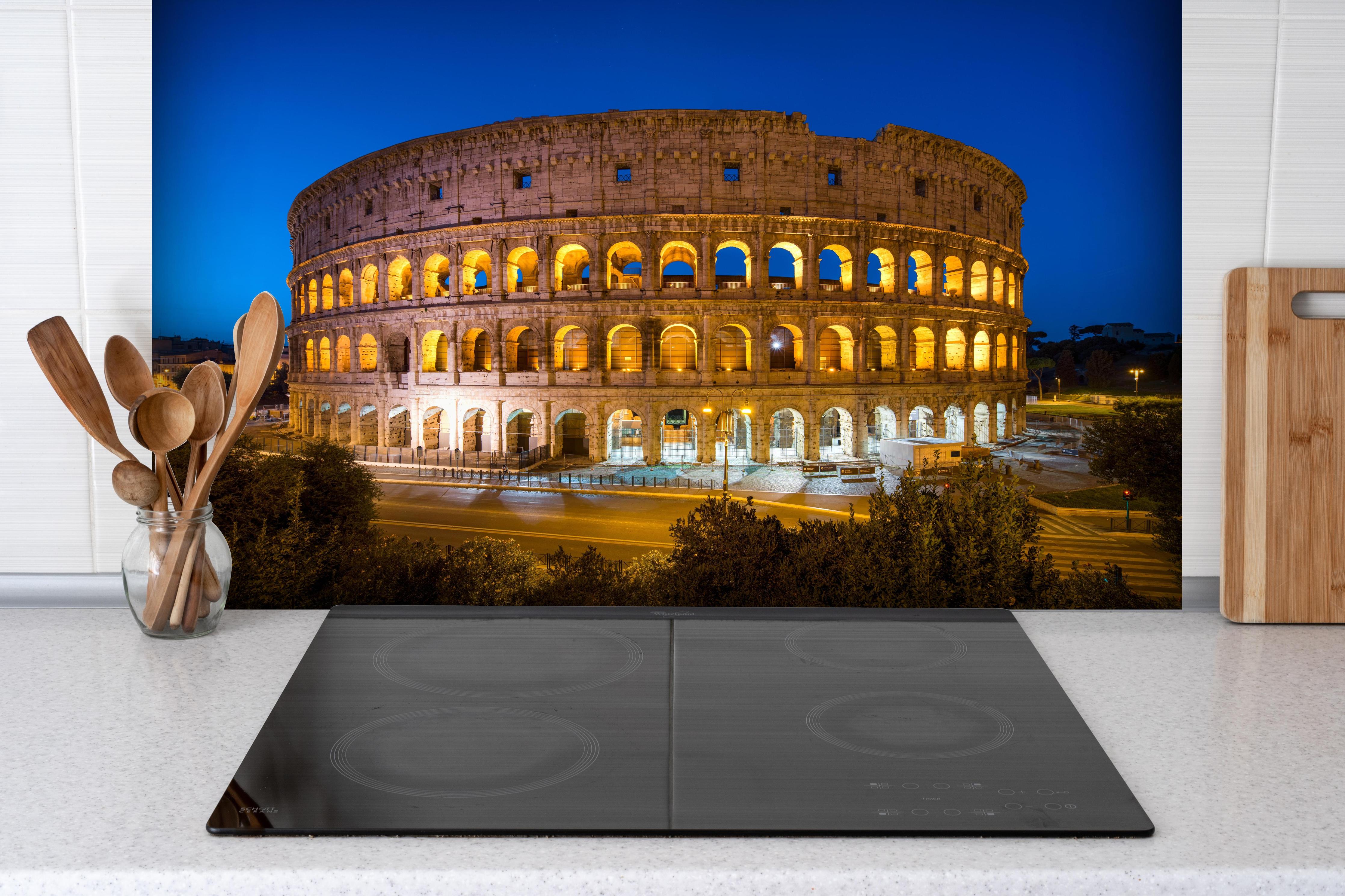 Spritzschutz - Kolosseum in Rom - Italien hinter einem Cerankochfeld zwischen Holz-Kochutensilien