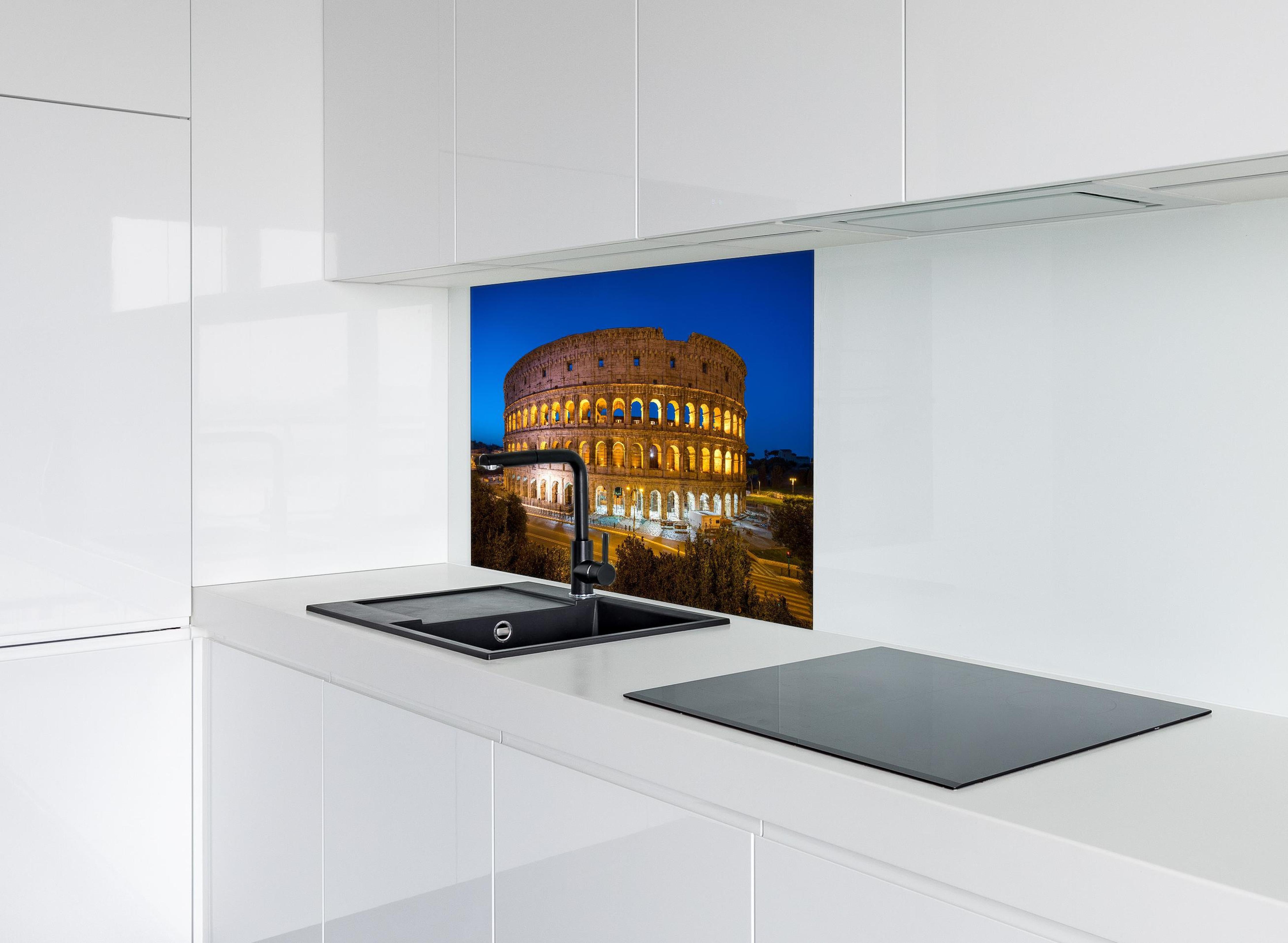 Spritzschutz - Kolosseum in Rom - Italien hinter einem Cerankochfeld zwischen Holz-Kochutensilien