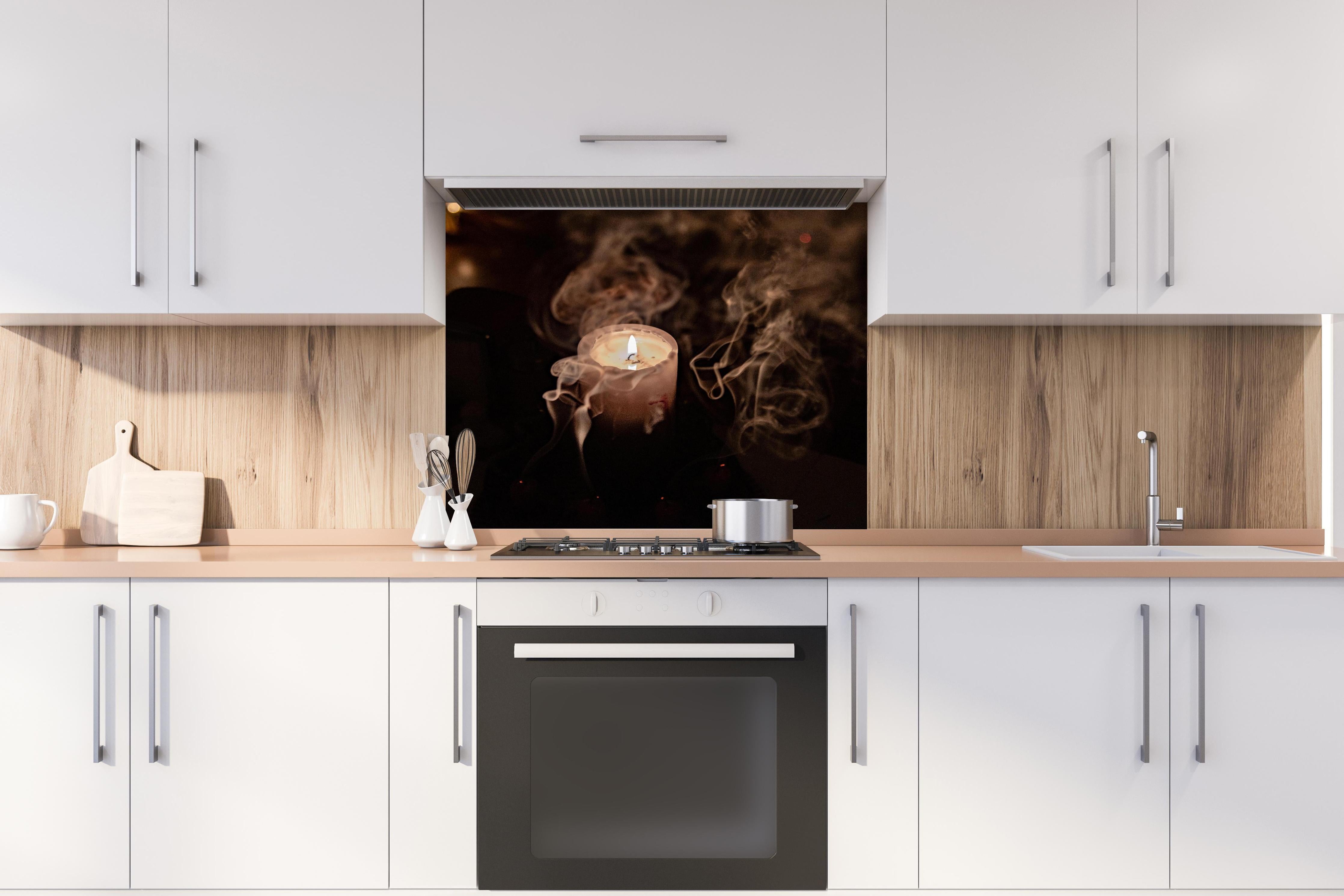 Spritzschutz - Mystischer Kerzenrauch bei brennender Kerze hinter einem Cerankochfeld zwischen Holz-Kochutensilien