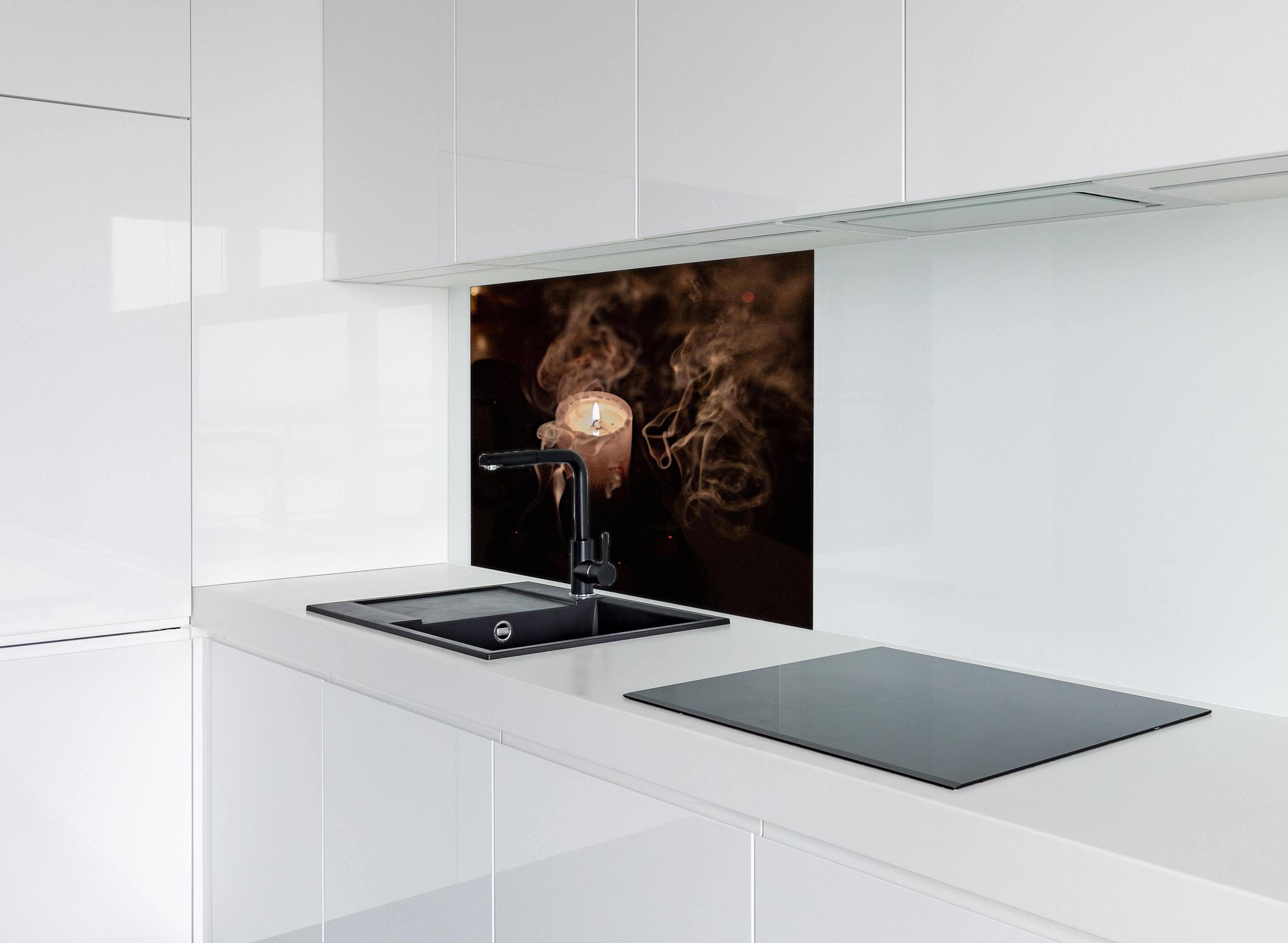 Spritzschutz - Mystischer Kerzenrauch bei brennender Kerze hinter einem Cerankochfeld zwischen Holz-Kochutensilien