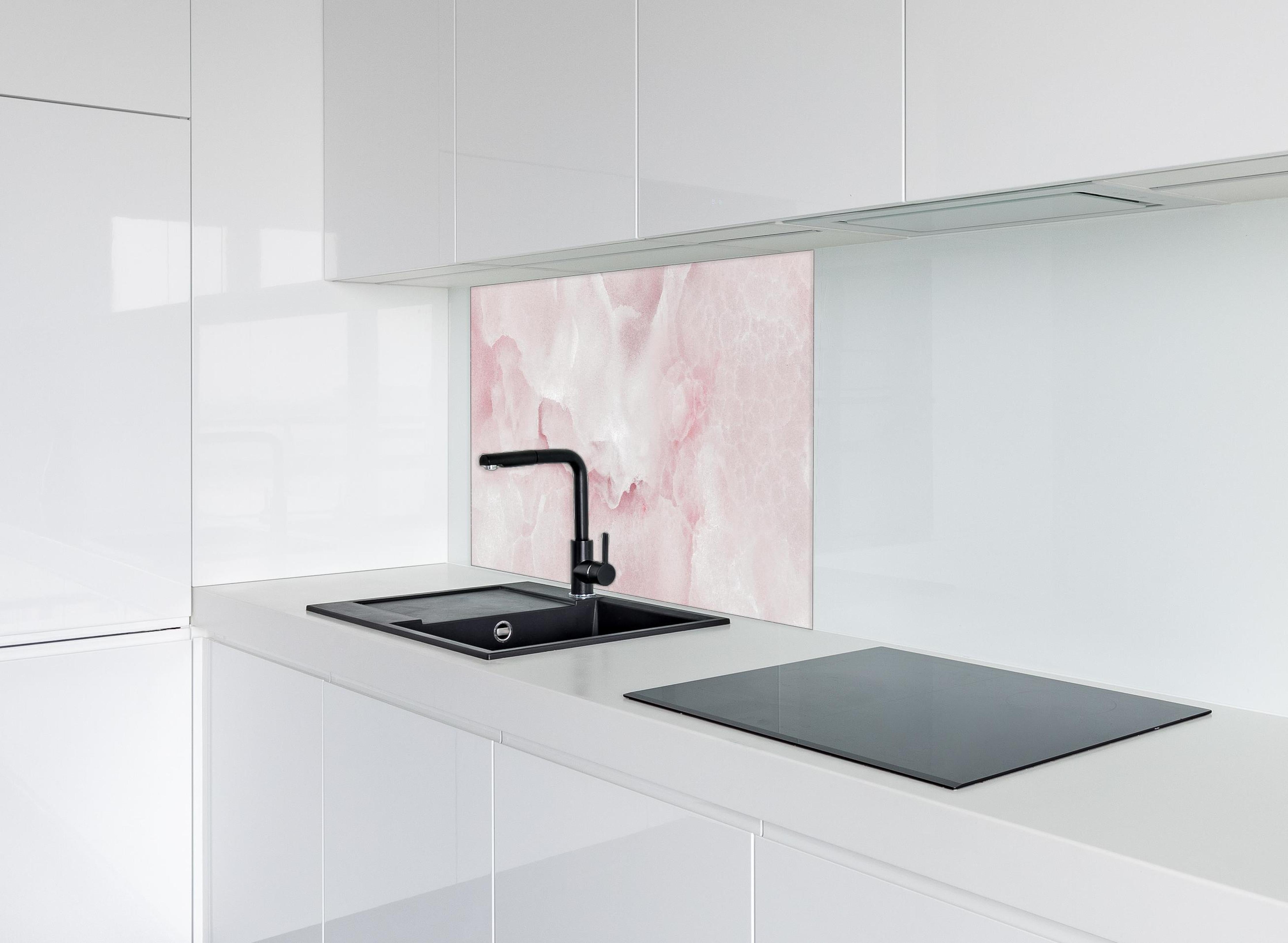 Spritzschutz - Rosa Emperador Onyx Marmor hinter einem Cerankochfeld zwischen Holz-Kochutensilien