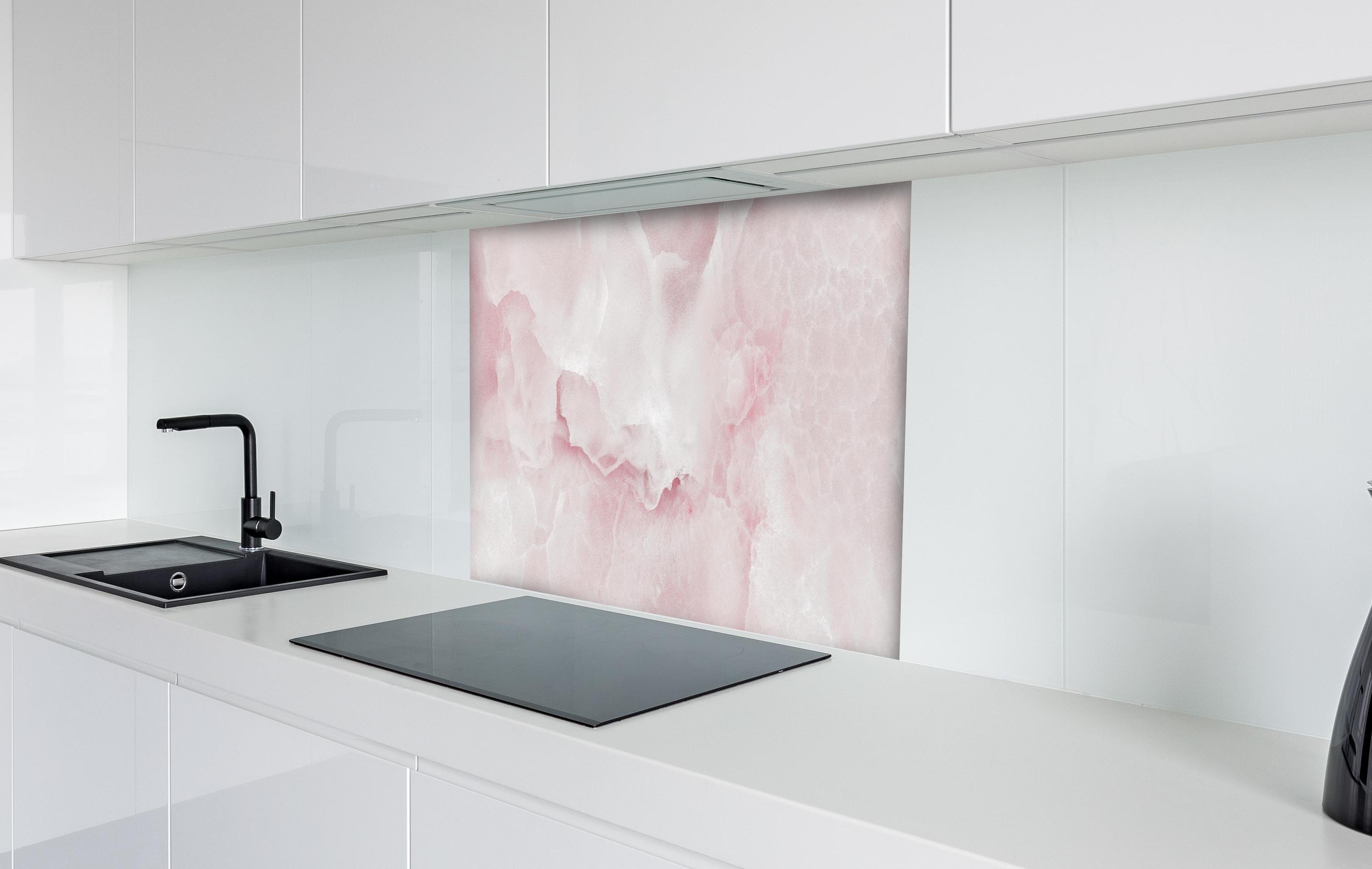 Spritzschutz - Rosa Emperador Onyx Marmor hinter einem Cerankochfeld zwischen Holz-Kochutensilien