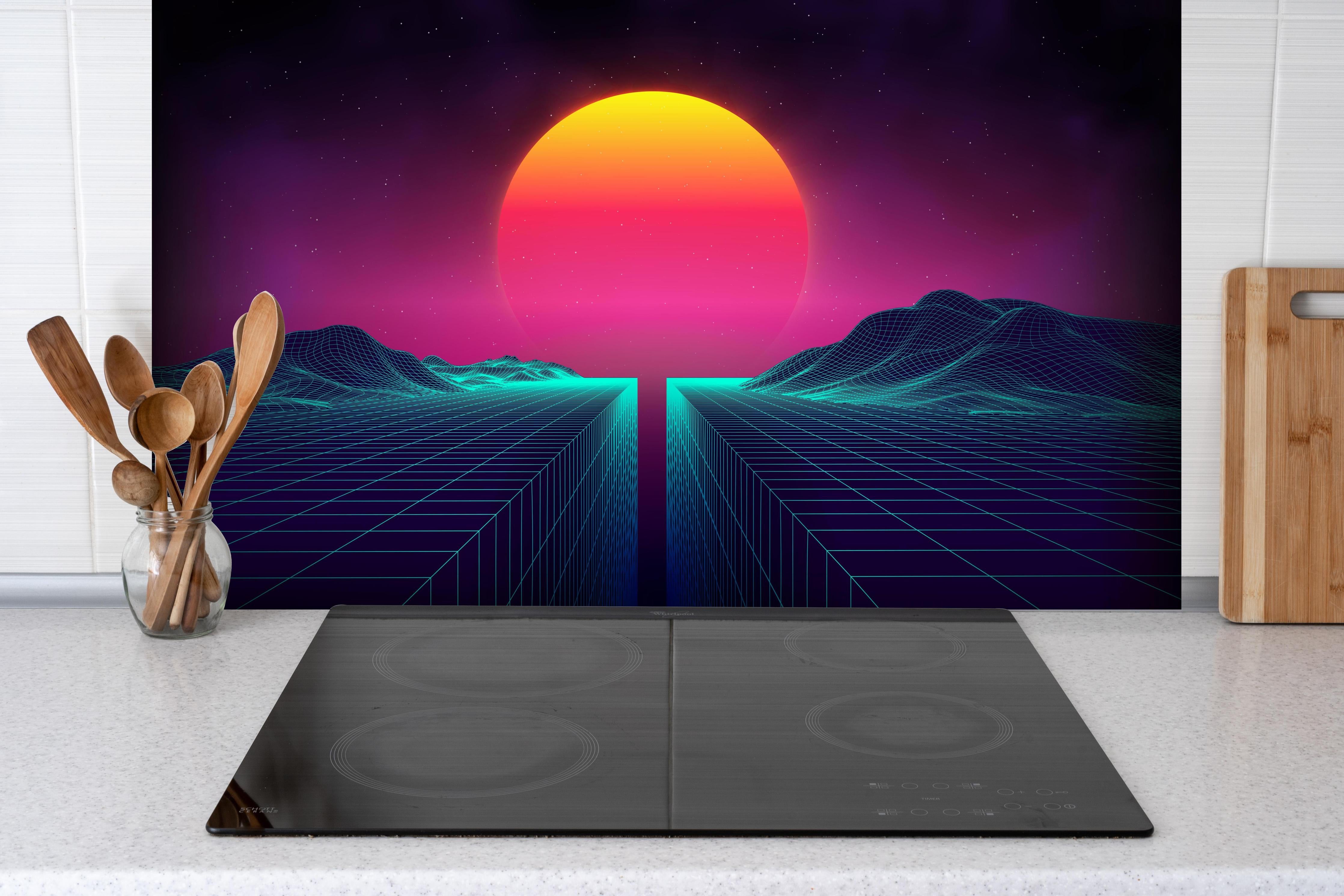 Spritzschutz - 1980er Retro Sci-Fi Sommerlandschaft hinter einem Cerankochfeld zwischen Holz-Kochutensilien