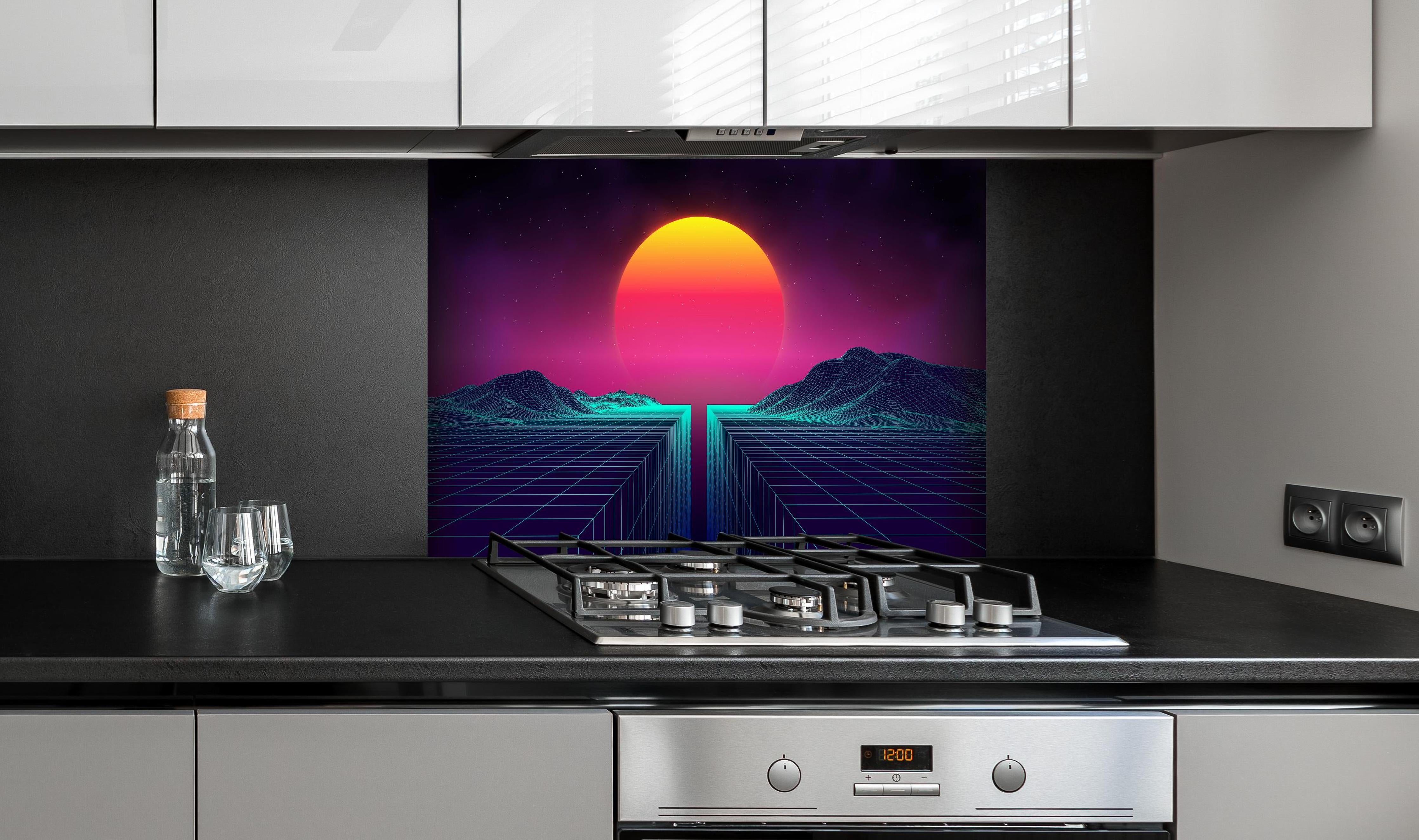 Spritzschutz - 1980er Retro Sci-Fi Sommerlandschaft hinter einem Cerankochfeld zwischen Holz-Kochutensilien