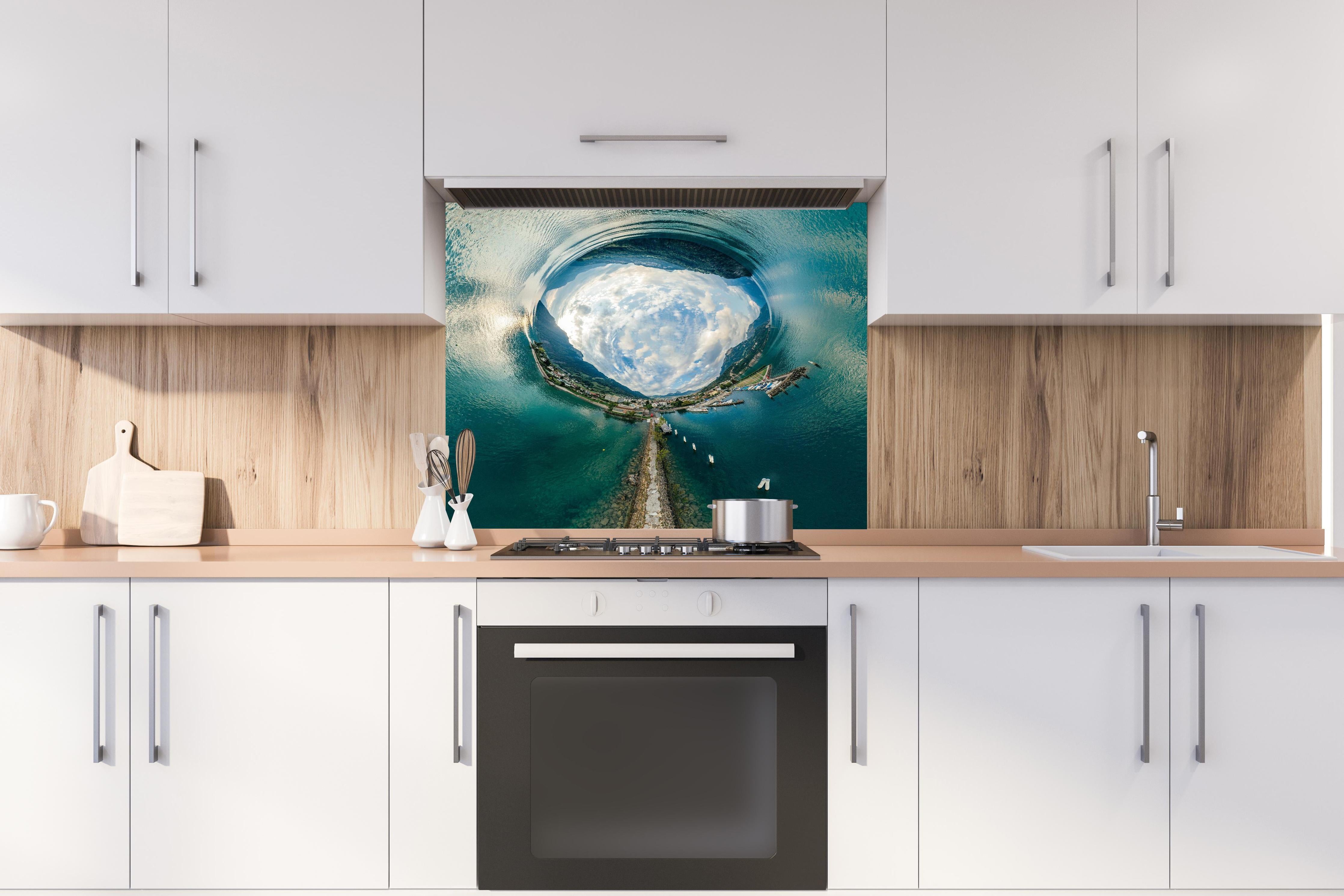 Spritzschutz - 360° VR Drone Panorama Bergsee Schweiz hinter einem Cerankochfeld zwischen Holz-Kochutensilien