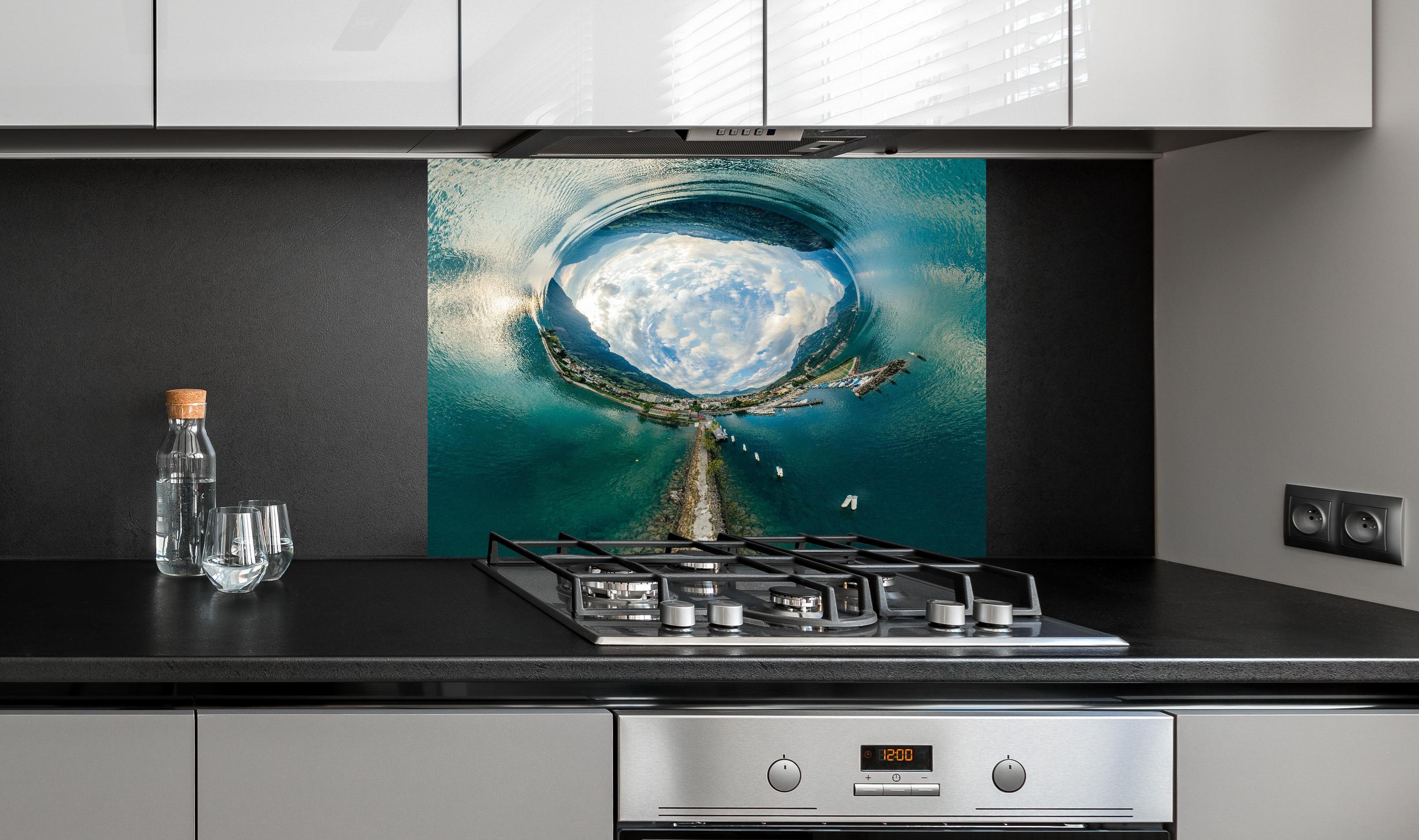 Spritzschutz - 360° VR Drone Panorama Bergsee Schweiz hinter einem Cerankochfeld zwischen Holz-Kochutensilien