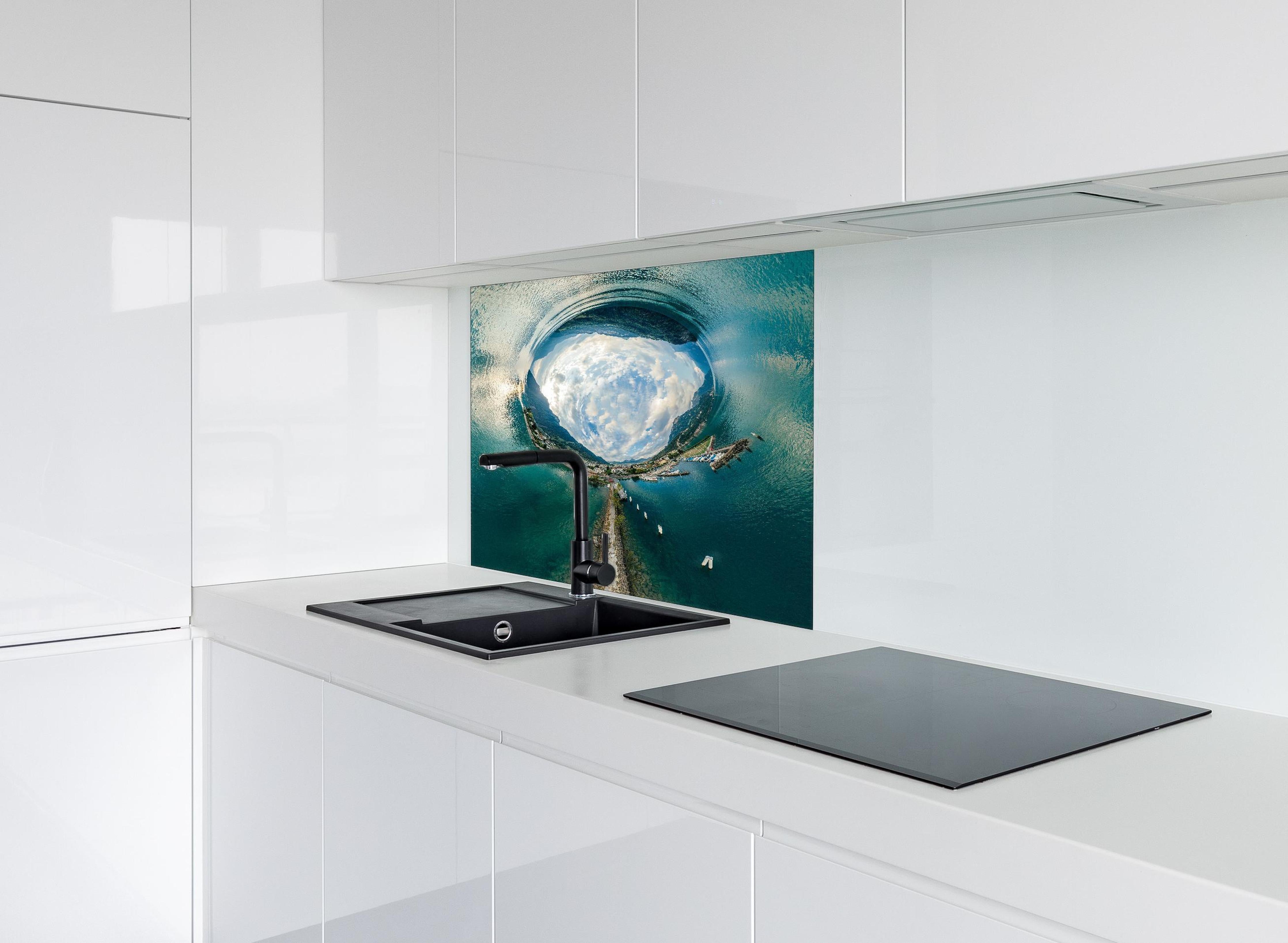 Spritzschutz - 360° VR Drone Panorama Bergsee Schweiz hinter einem Cerankochfeld zwischen Holz-Kochutensilien