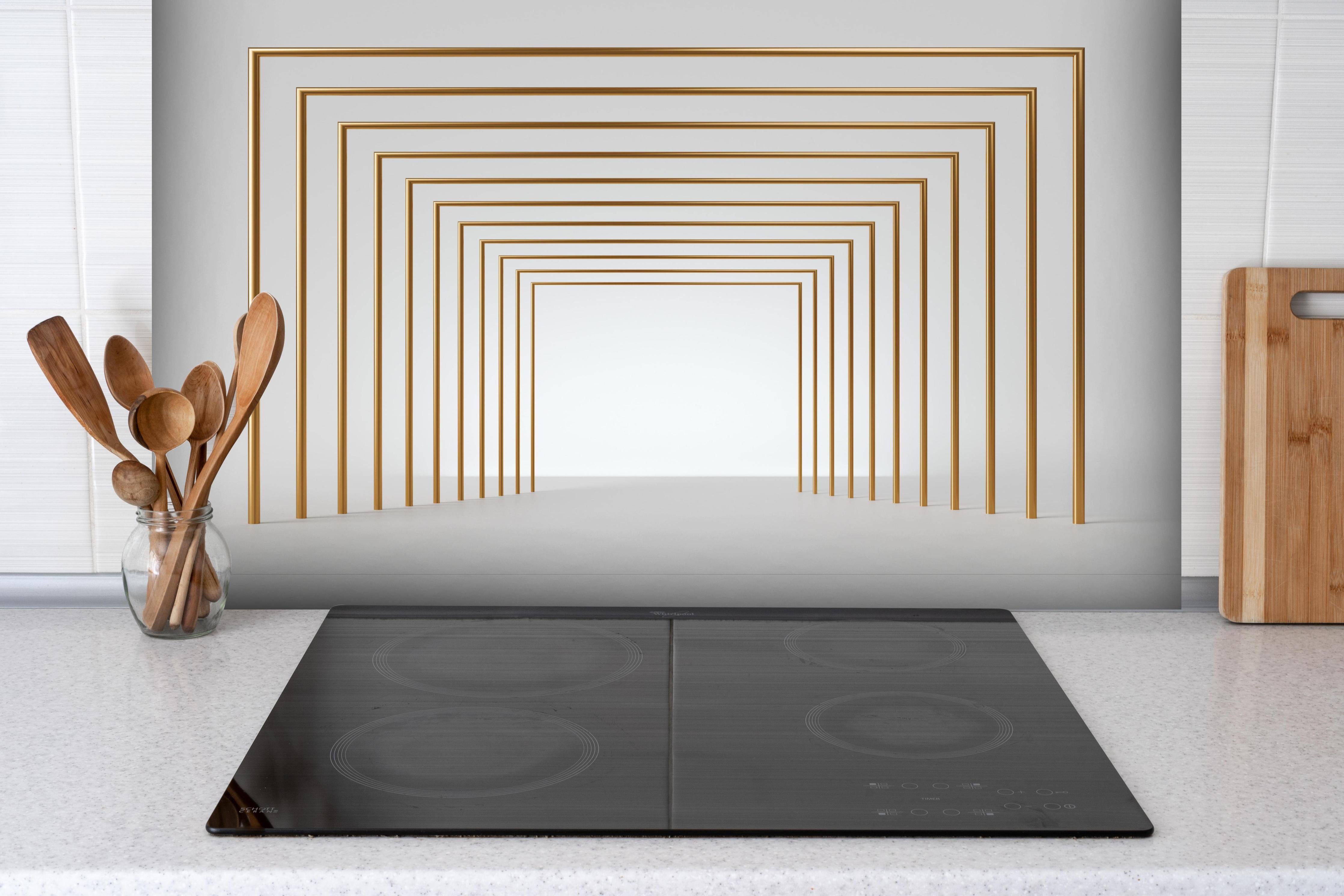 Spritzschutz - 3D-Design eines Tunnels mit vergoldeten Stangen hinter einem Cerankochfeld zwischen Holz-Kochutensilien