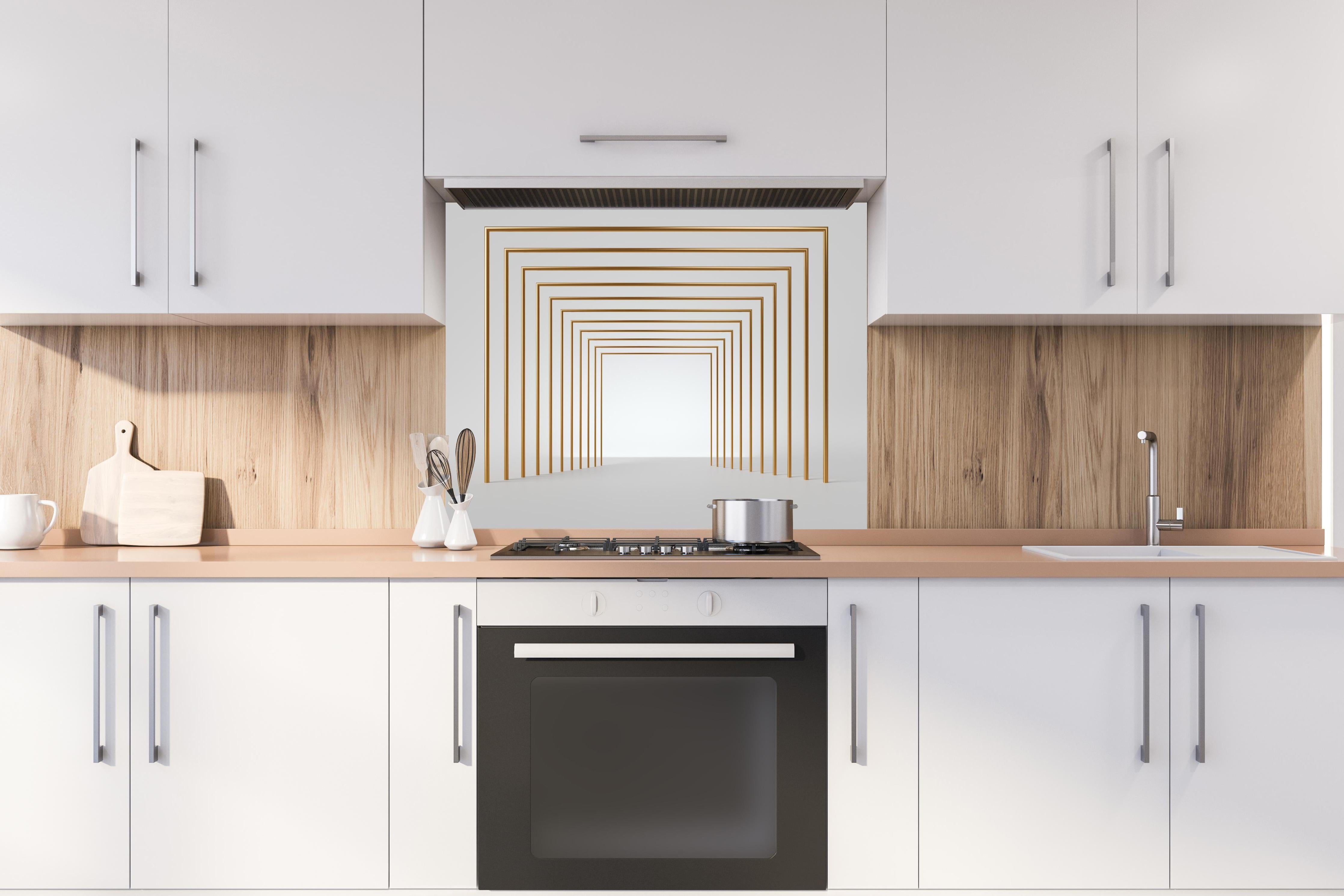 Spritzschutz - 3D-Design eines Tunnels mit vergoldeten Stangen hinter einem Cerankochfeld zwischen Holz-Kochutensilien