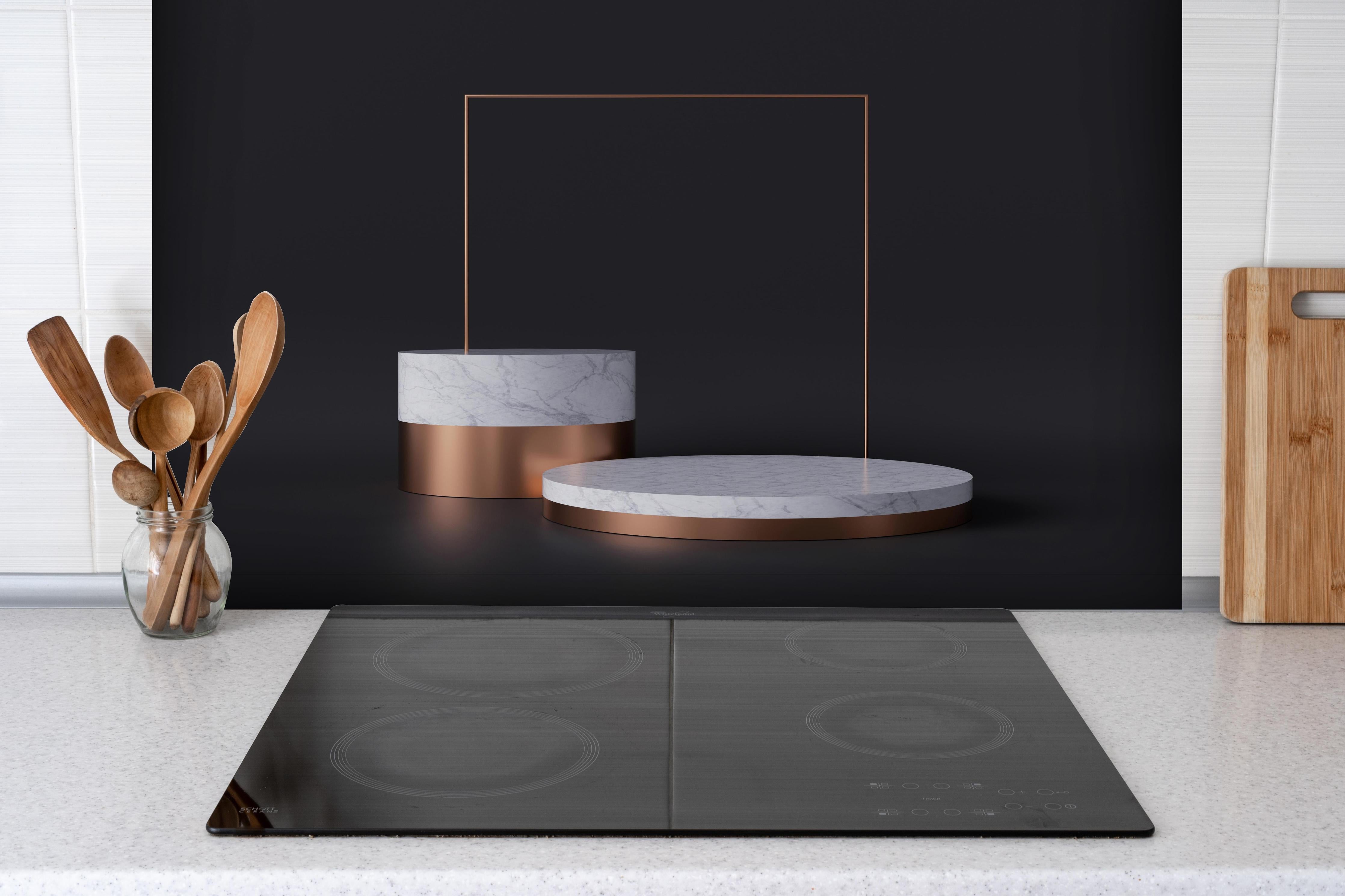 Spritzschutz - 3D-Design von weißer Marmor Struktur hinter einem Cerankochfeld zwischen Holz-Kochutensilien