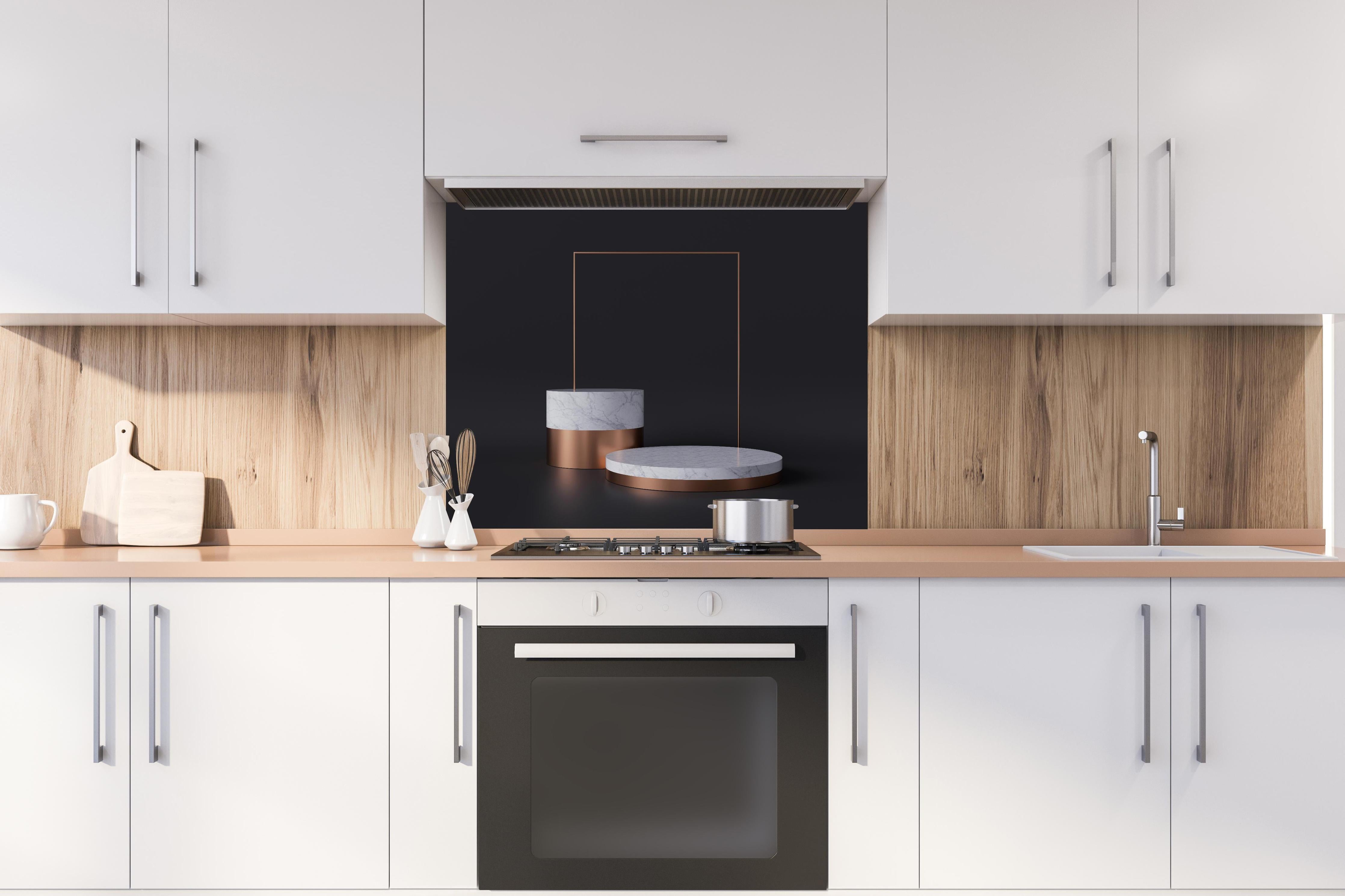 Spritzschutz - 3D-Design von weißer Marmor Struktur hinter einem Cerankochfeld zwischen Holz-Kochutensilien