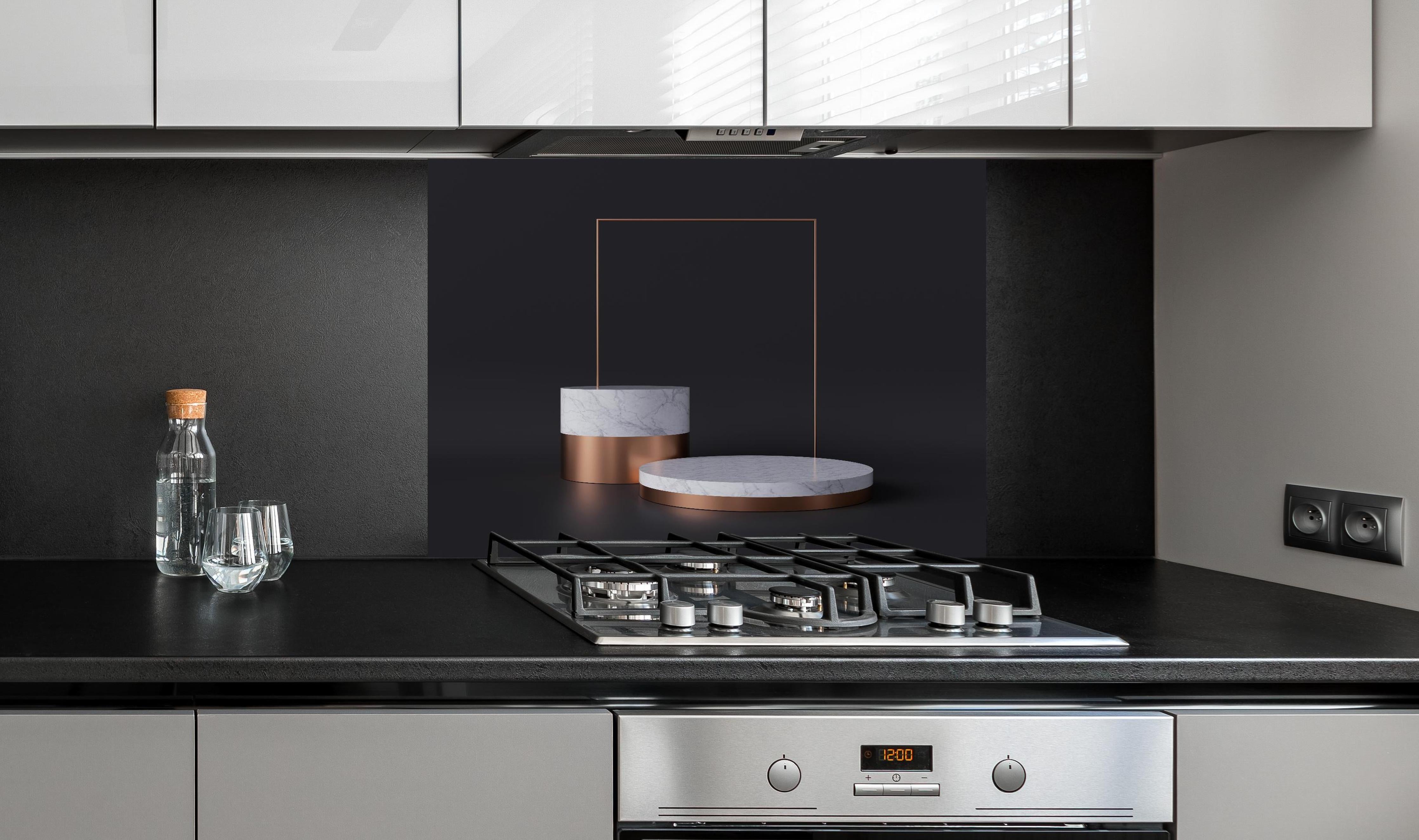 Spritzschutz - 3D-Design von weißer Marmor Struktur hinter einem Cerankochfeld zwischen Holz-Kochutensilien